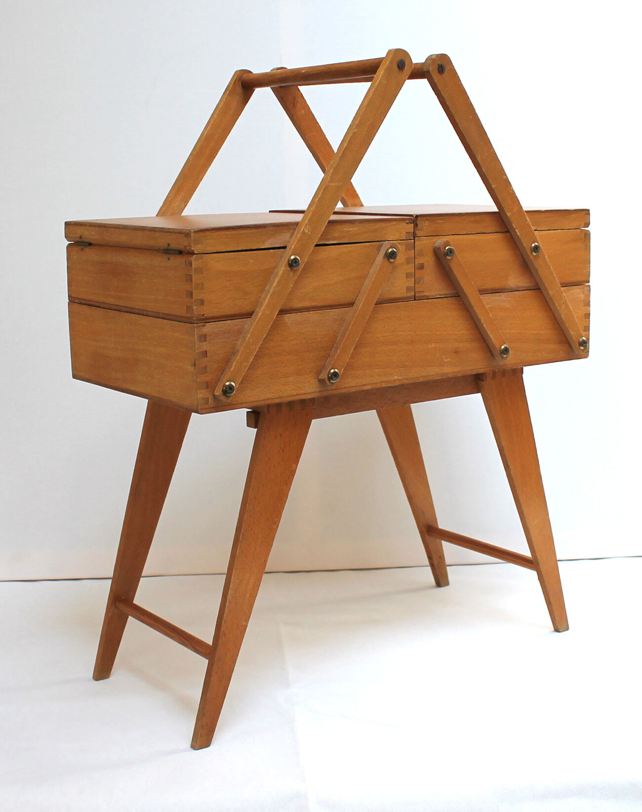 Travailleuse en bois clair 50