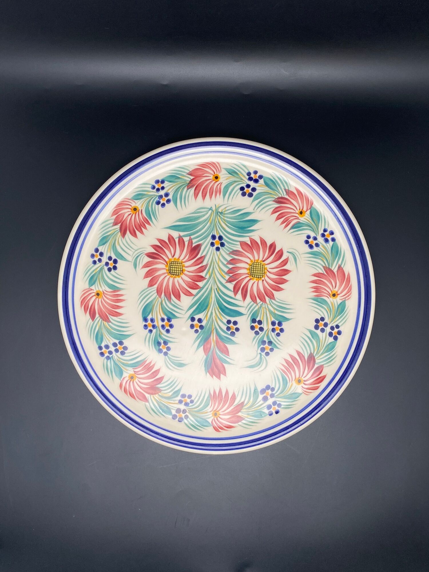 Serving dish and ceramic presentation of Quimper floral motif