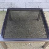 Table basse carrée en métal brossé avec verre fumé