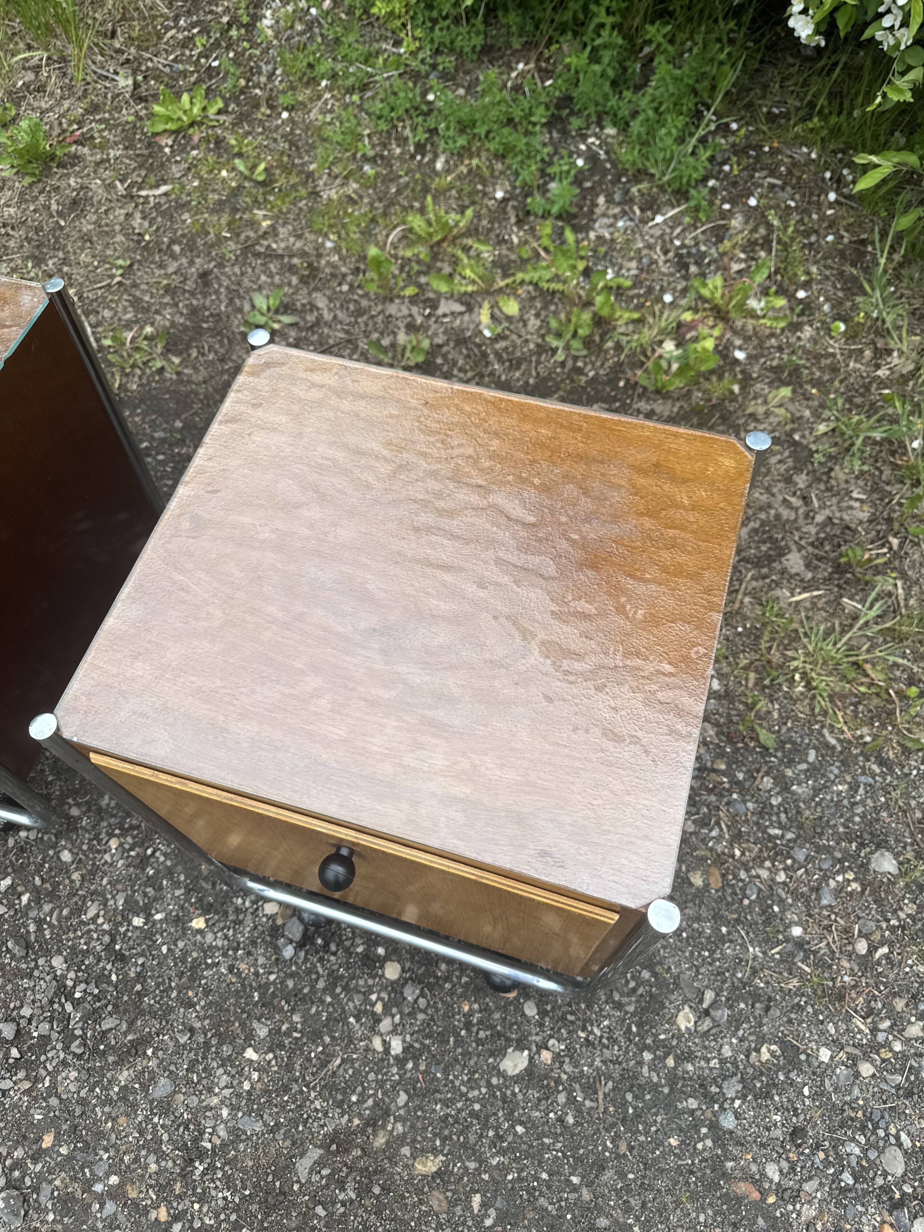 Paire de tables de chevet fonctionnalistes, vers 1940–1955