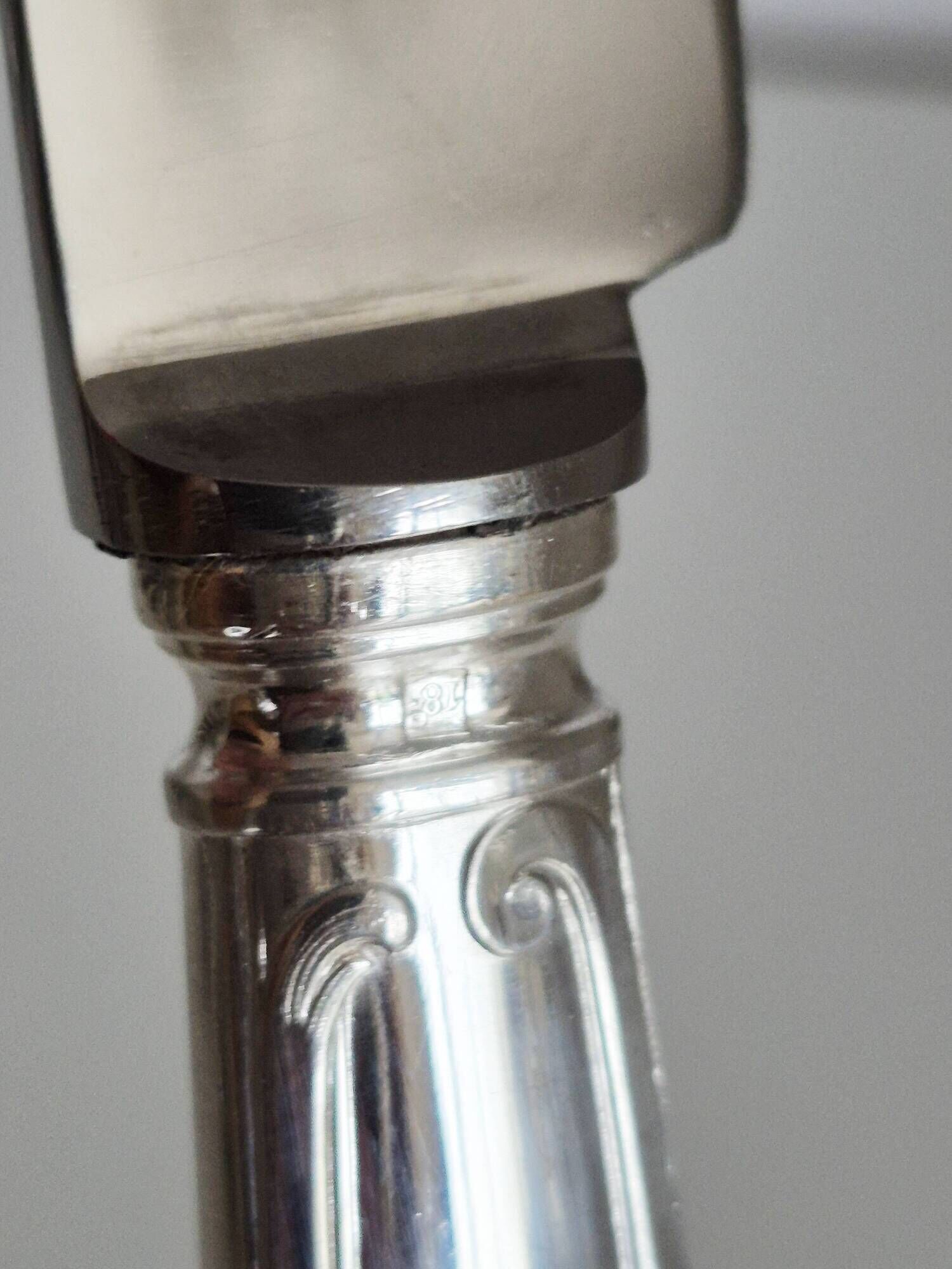 Lot de 12 couteaux de table , manches métal argenté, style Louis XVI