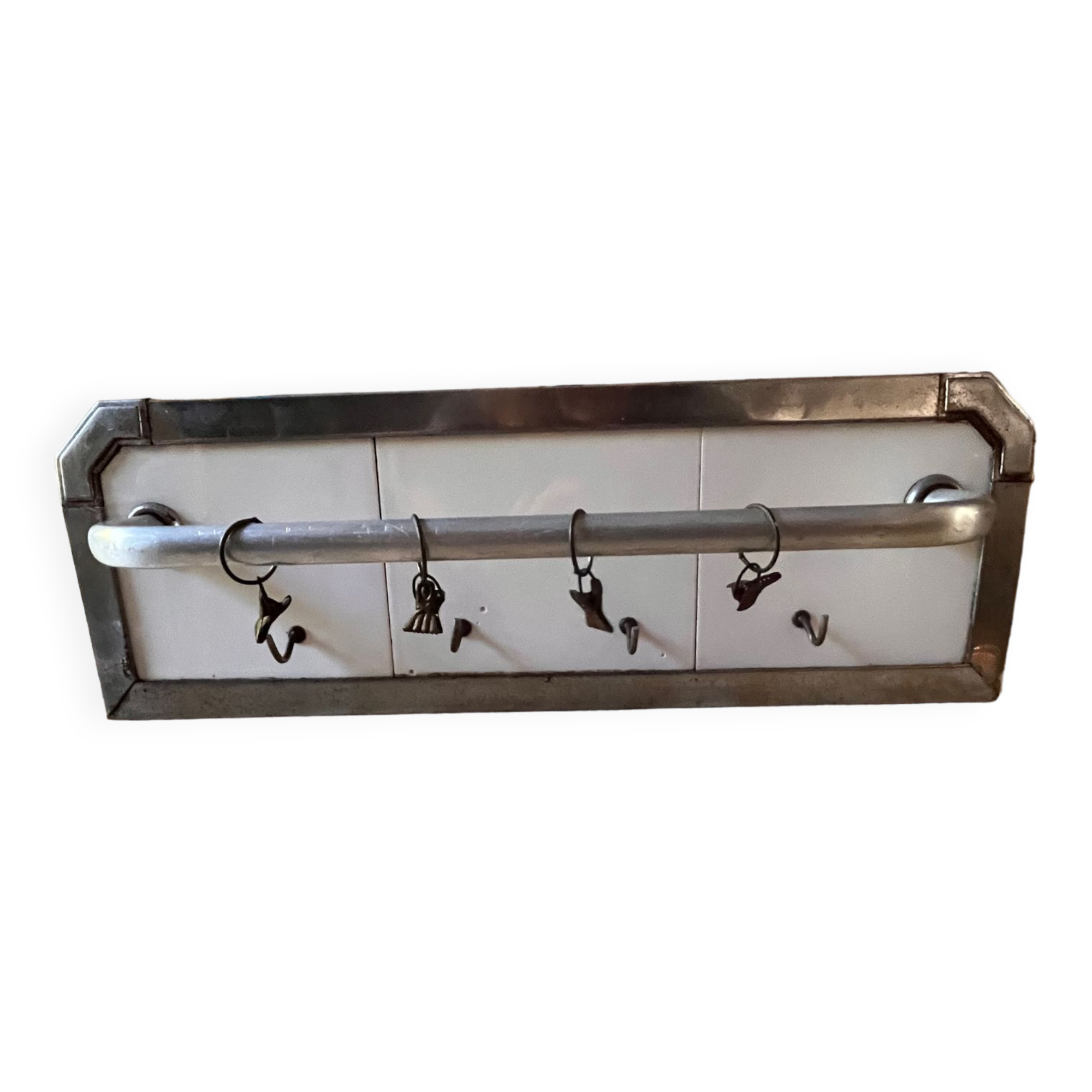 Door towels kitchen old metal white tiles