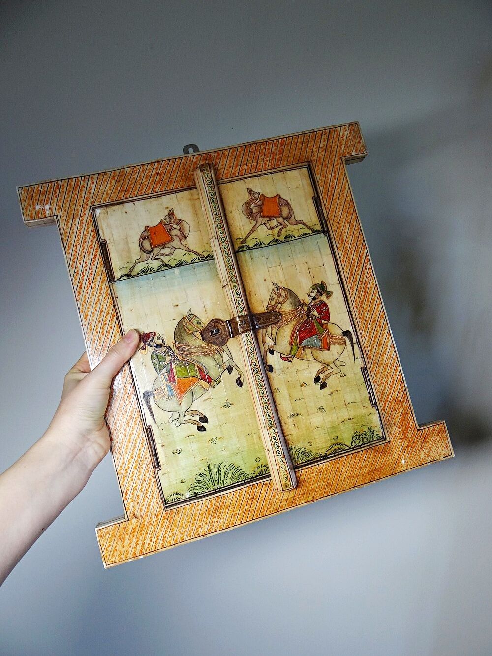 Mirror window Rajasthan in hand-painted bone decor with an ancient horseman from the early 20th century.