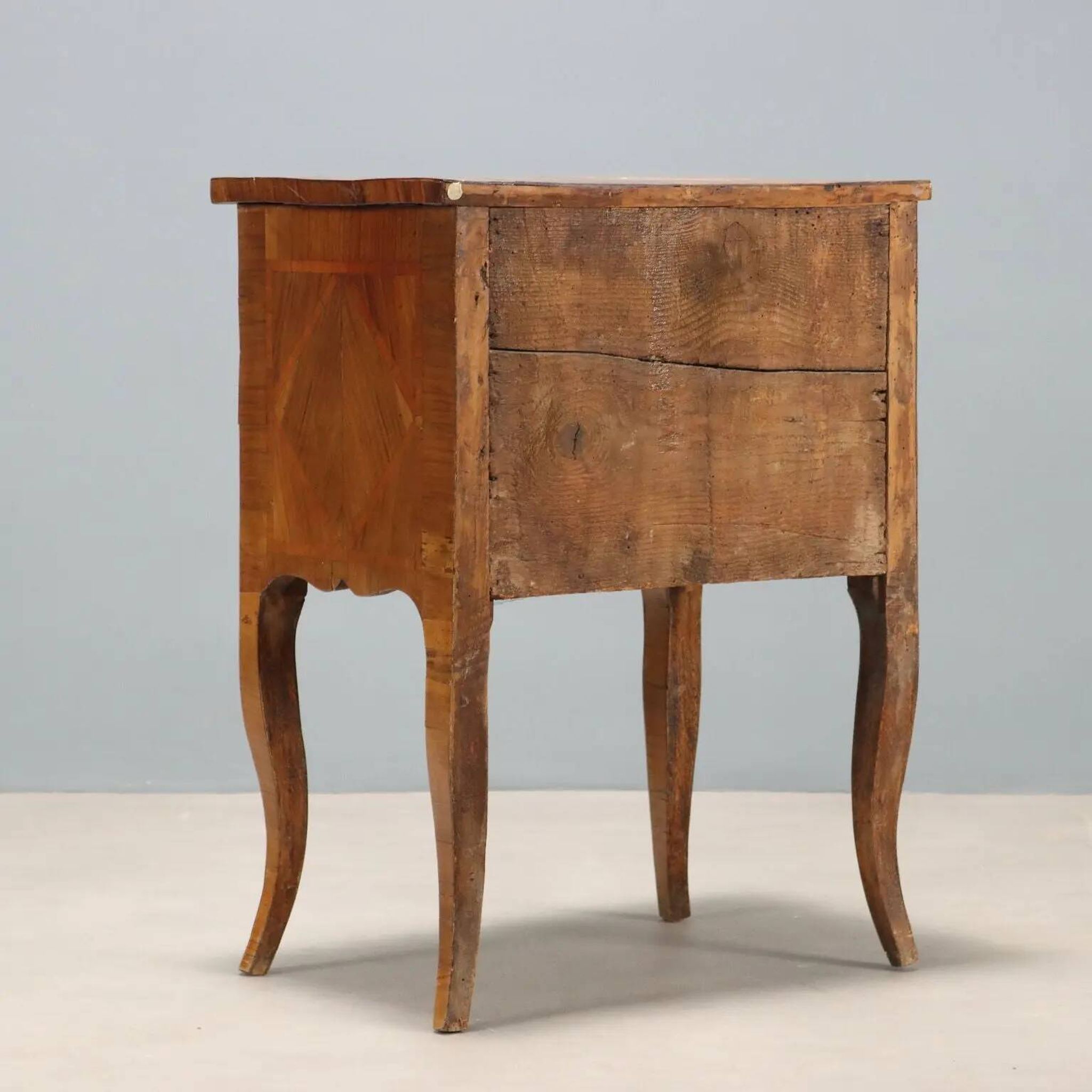 Antique baroque bedside table in walnut and rosewood, Italy, 18th century.