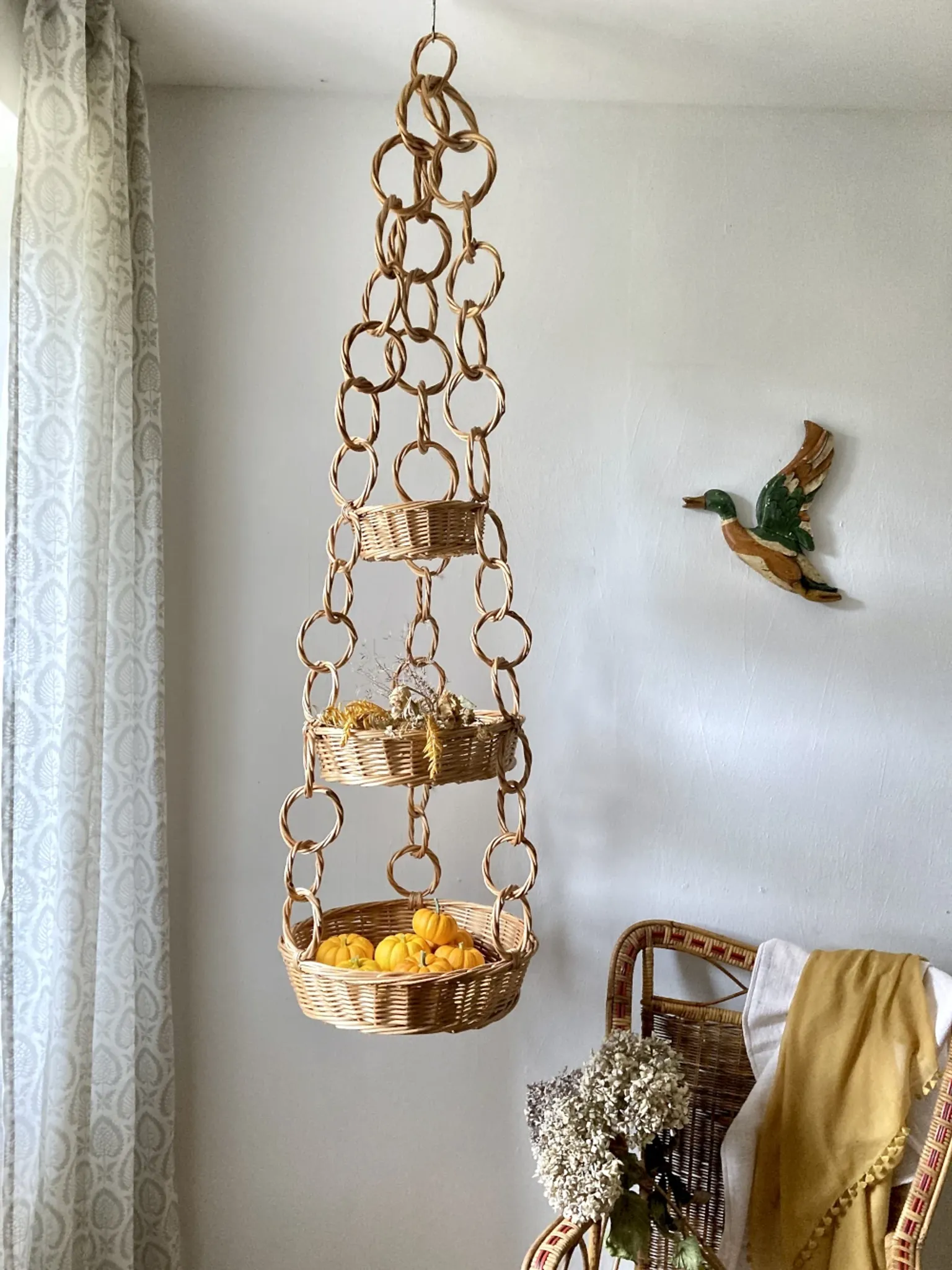 Large wicker suspension with three baskets, twisted ring chain.