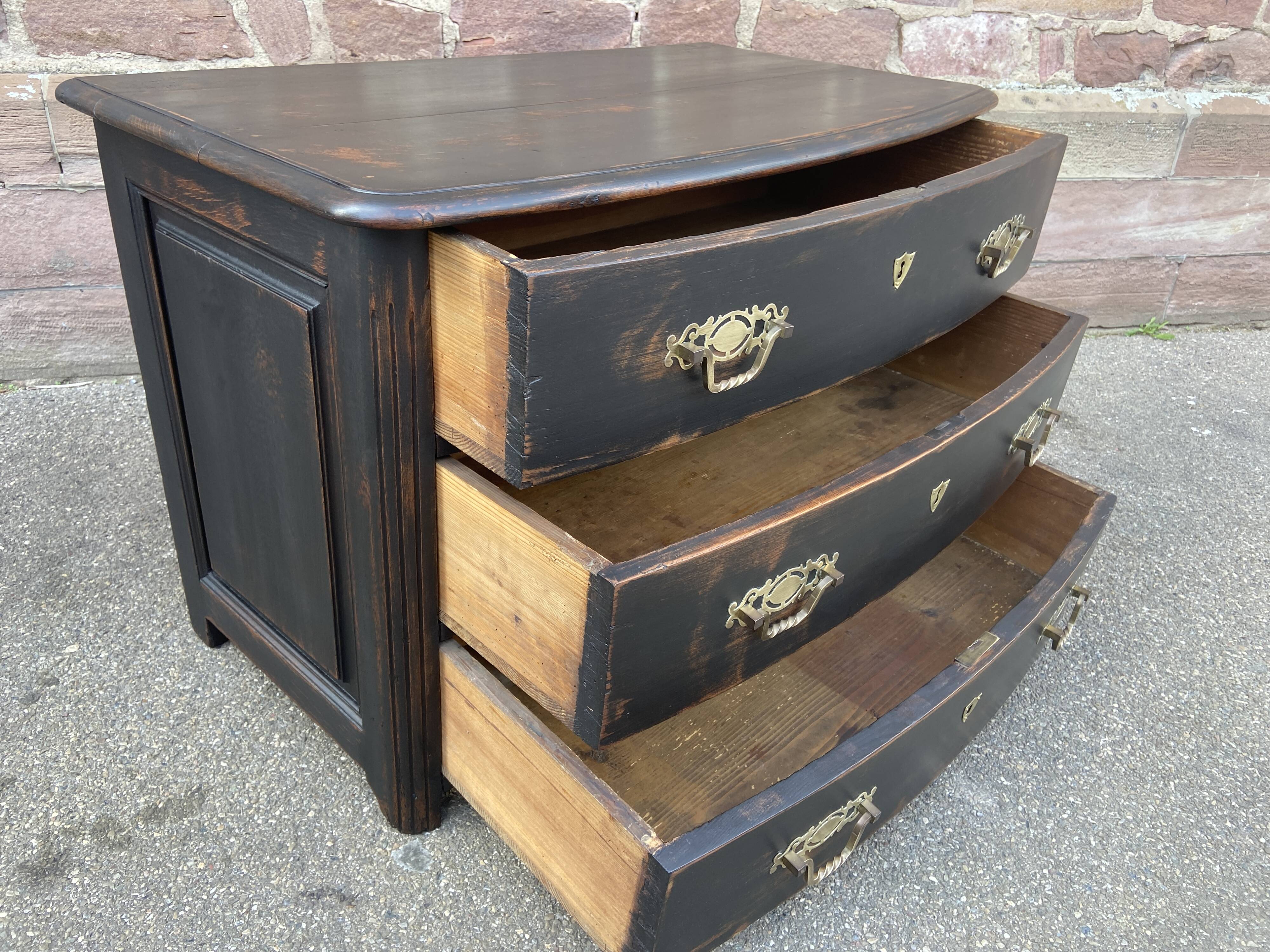 Alsatian curved chest of drawers XVIIIth patinated