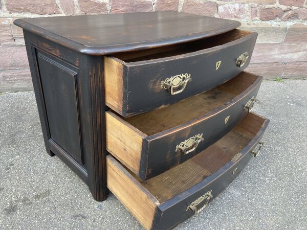 Commode galbée alsacienne XVIIIème patinée