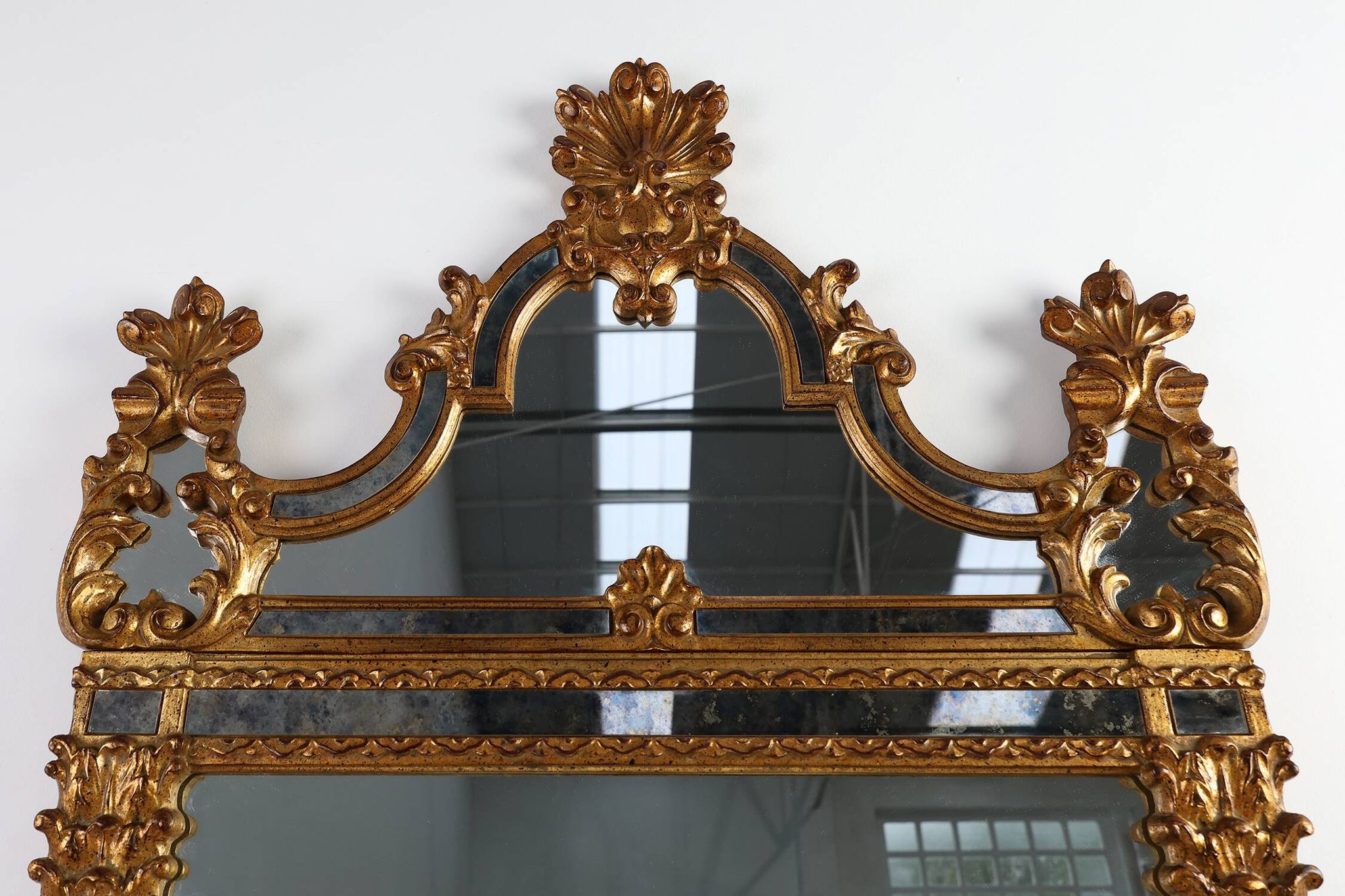 Miroir rococo-vénitien belge du XXe siècle en bois doré
