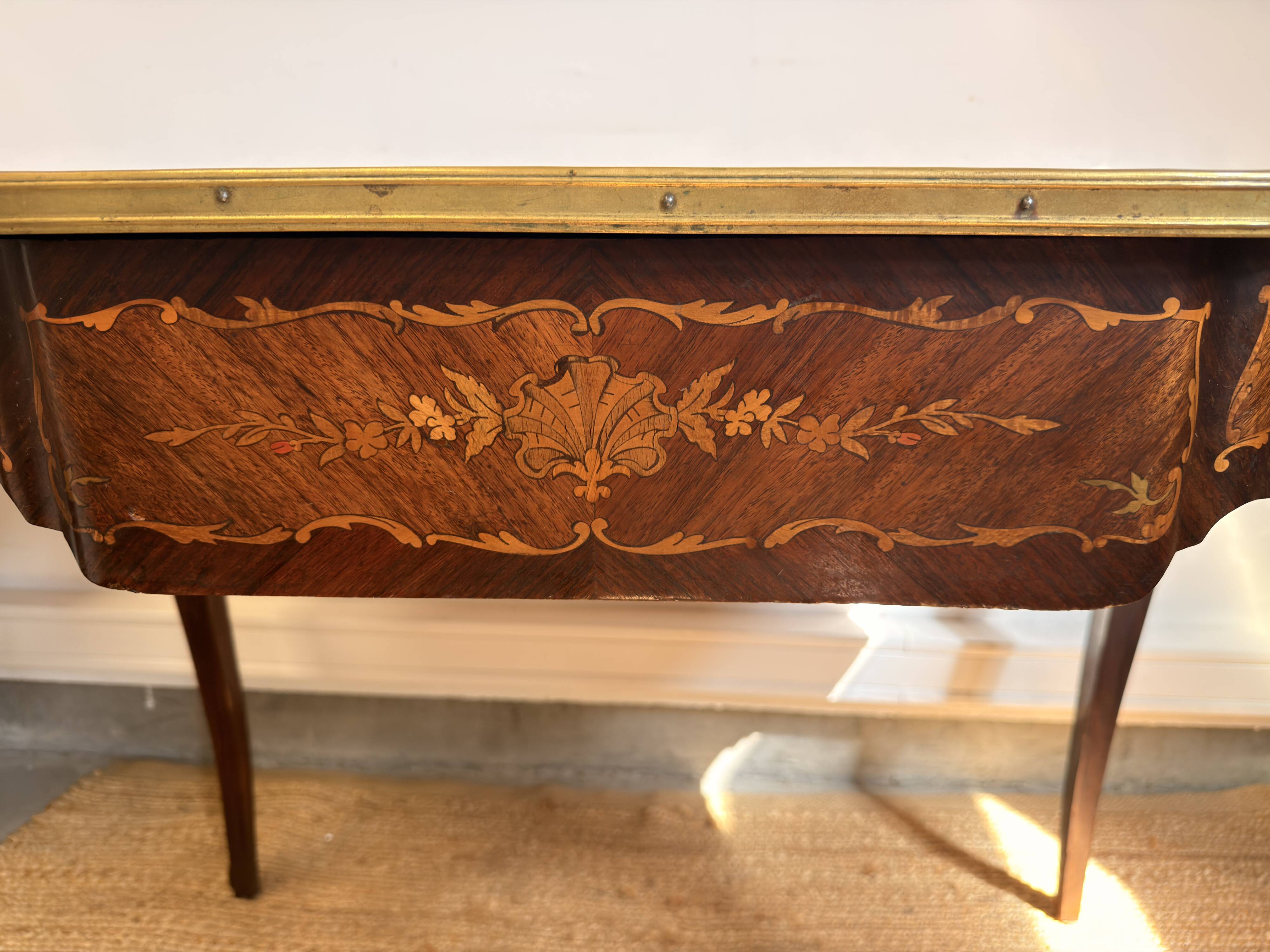 Louis XV style desk inlaid with floral decoration – One drawer