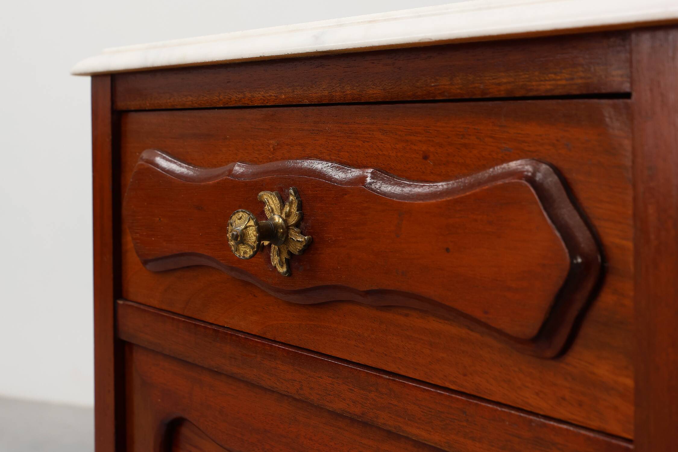 Paire de tables de nuit en noyer de style Louis XV avec des plateaux en marbre de Carrare, France