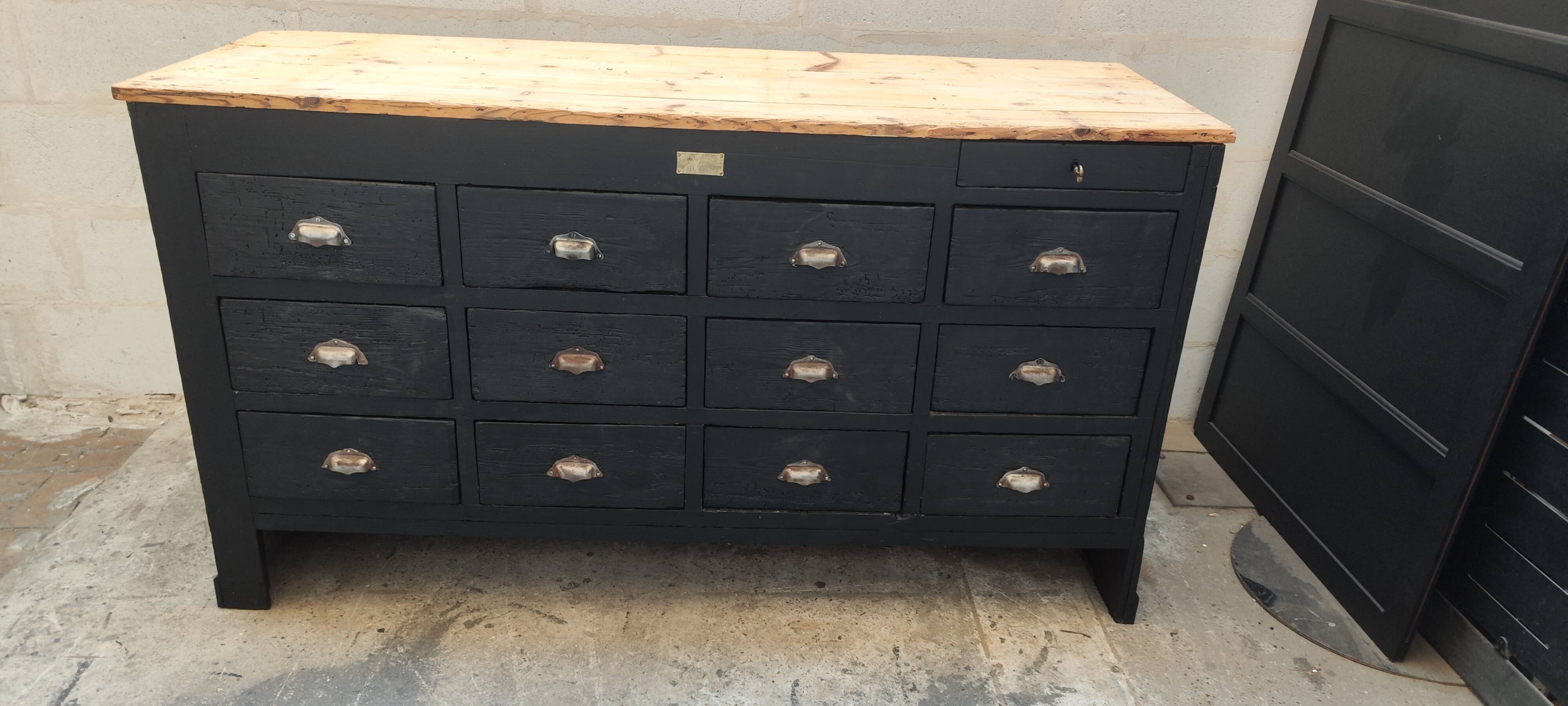 Ancien comptoir à tiroir patine noire