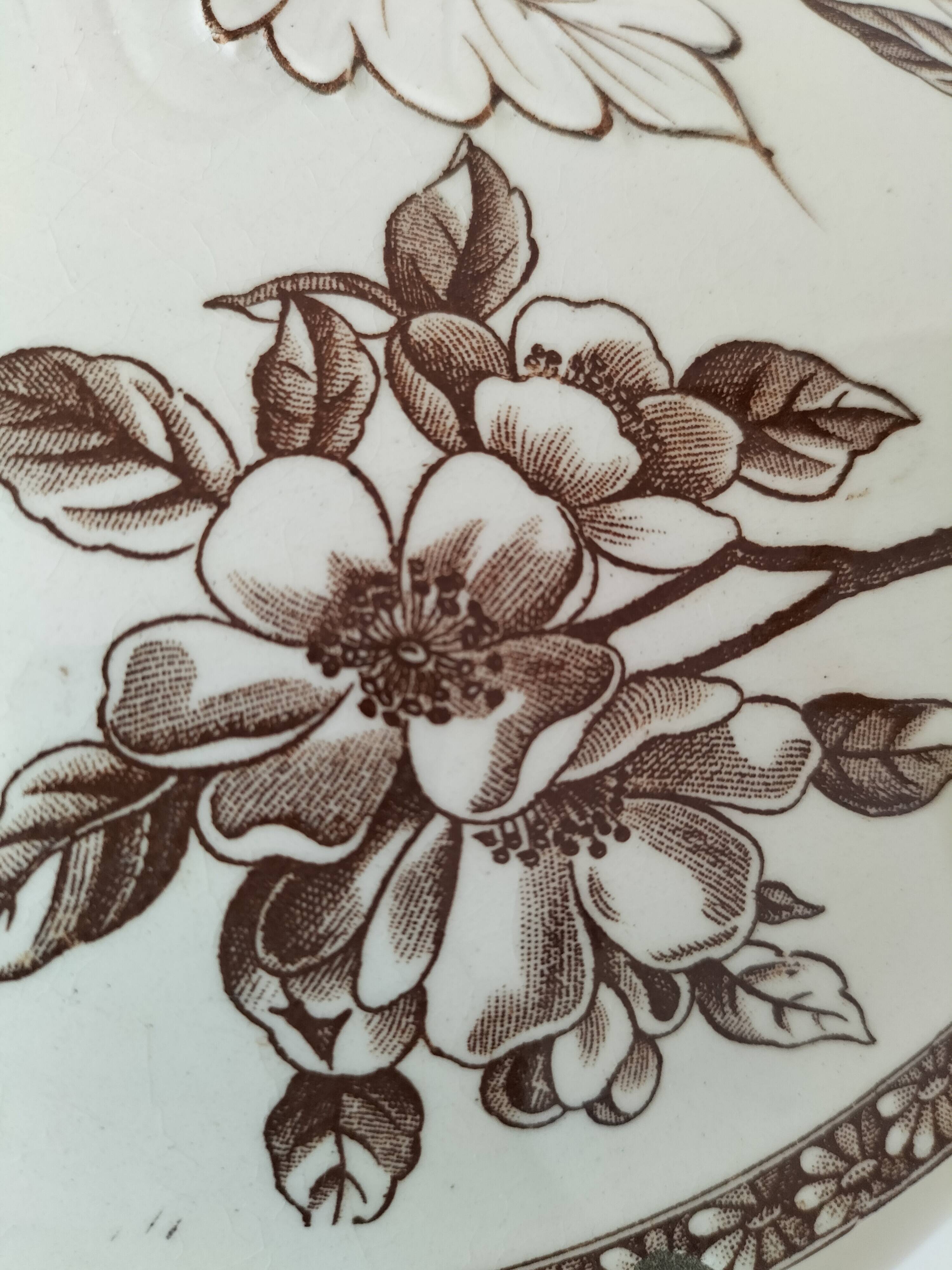 Soupière ancienne en terre de fer – décor "Marguerite", Grand Dépôt Paris