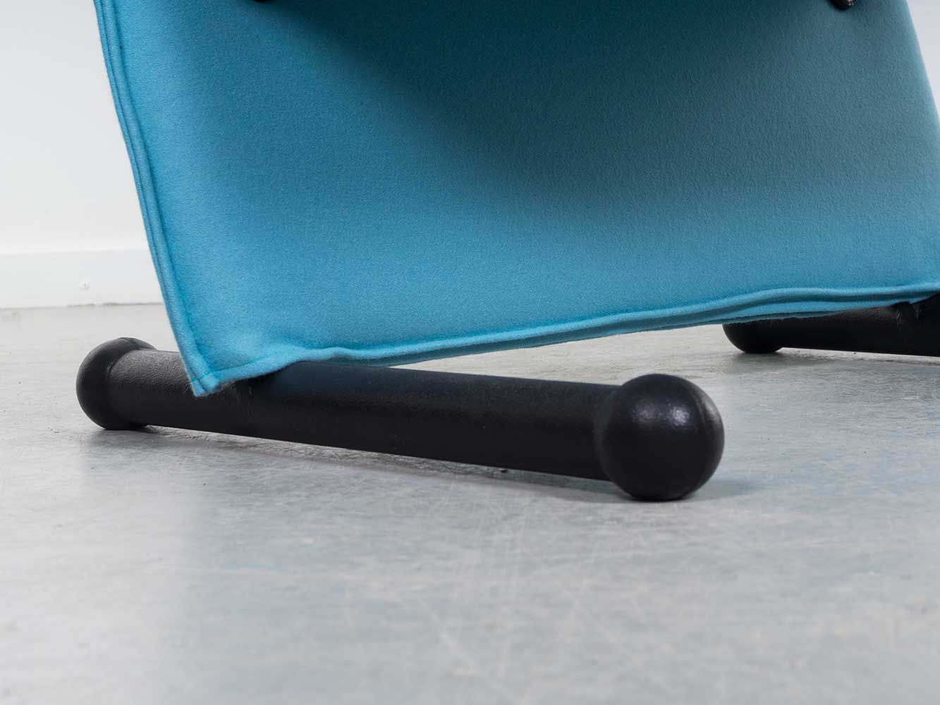 Light blue T-line armchair – Burkhard Vogtherr – Arflex