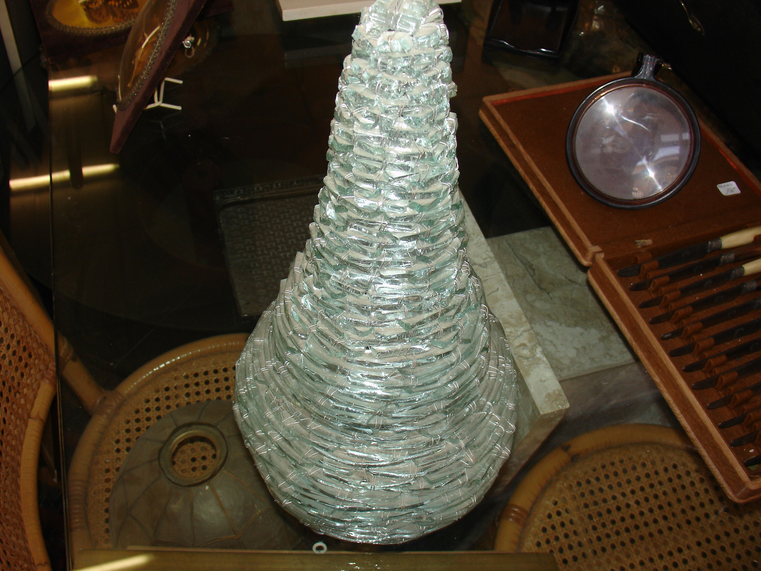 Lampe en morceaux de verre assemblés sur chassis en métal