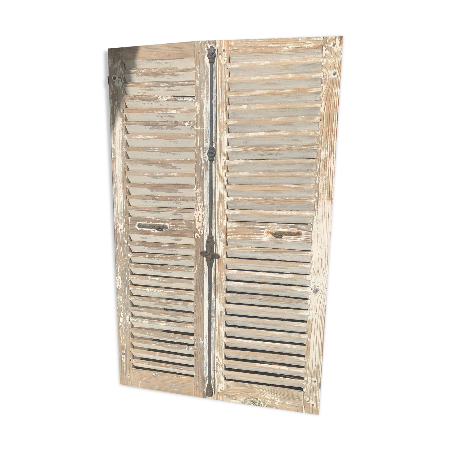 Paire de persiennes en bois patiné