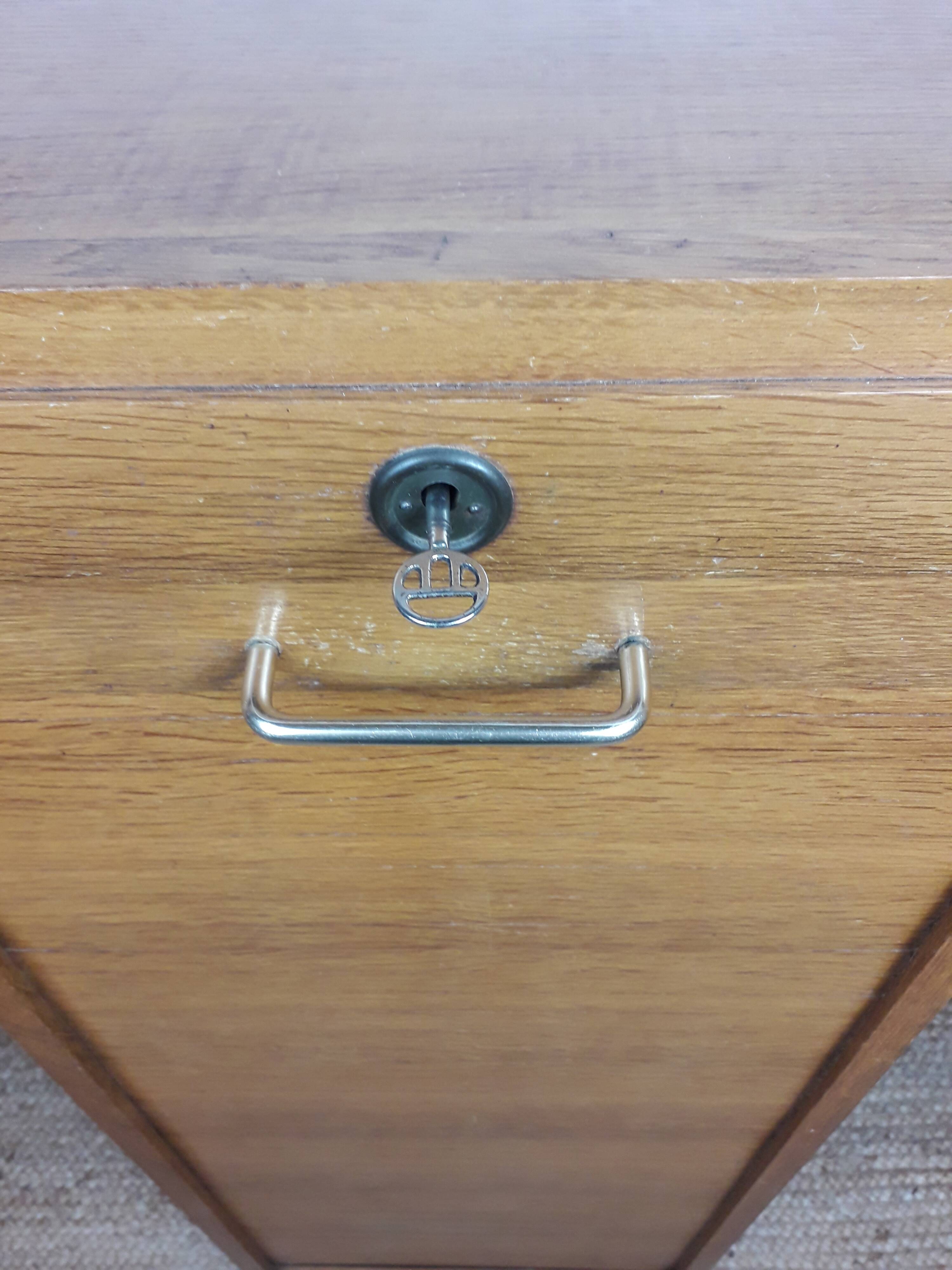 Curtain filing cabinet