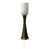 Lampe de table Sonja Katzin mid-century laiton et verre opalin