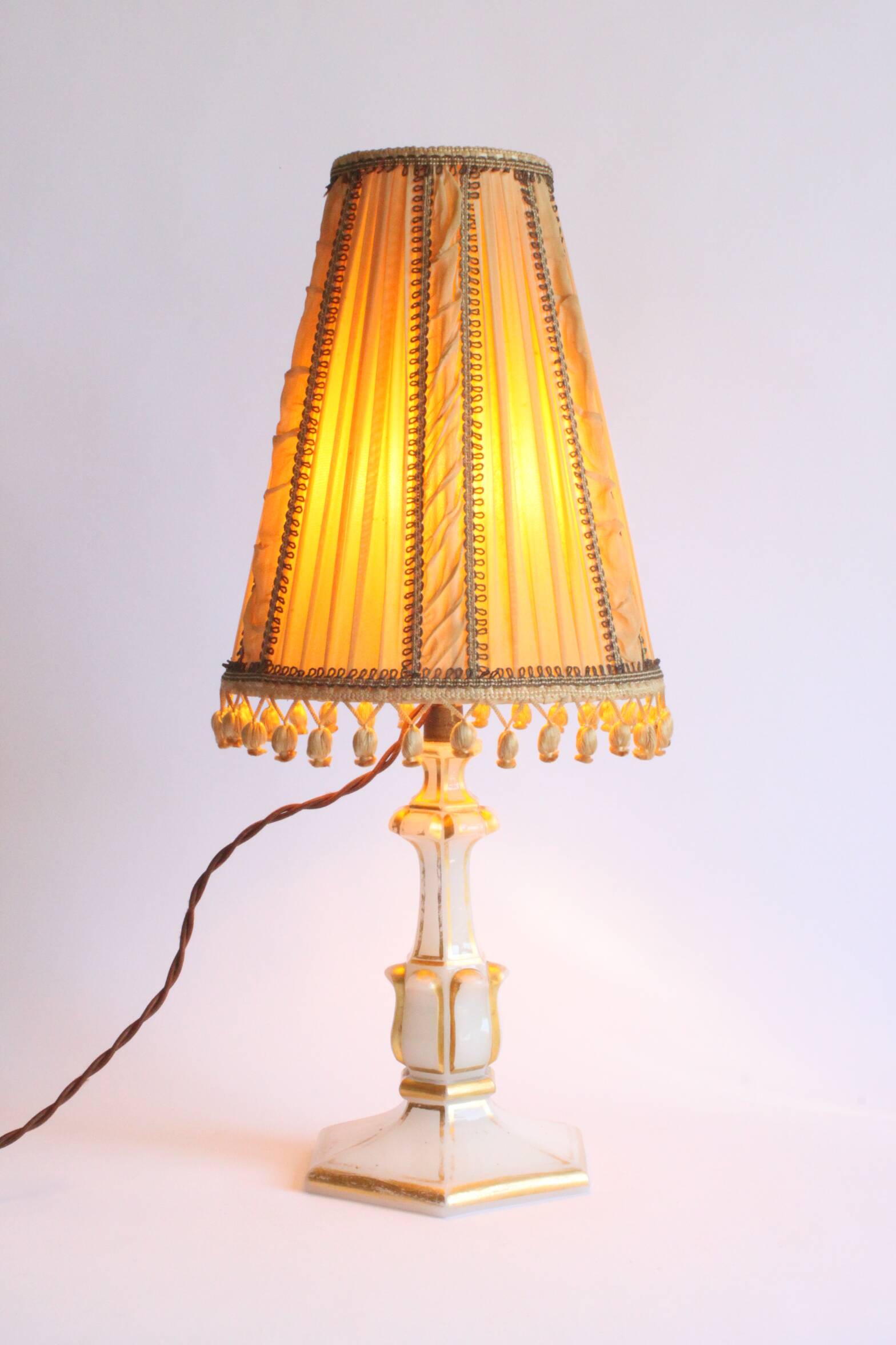 Lampe de table en verre doré opalin, années 1920