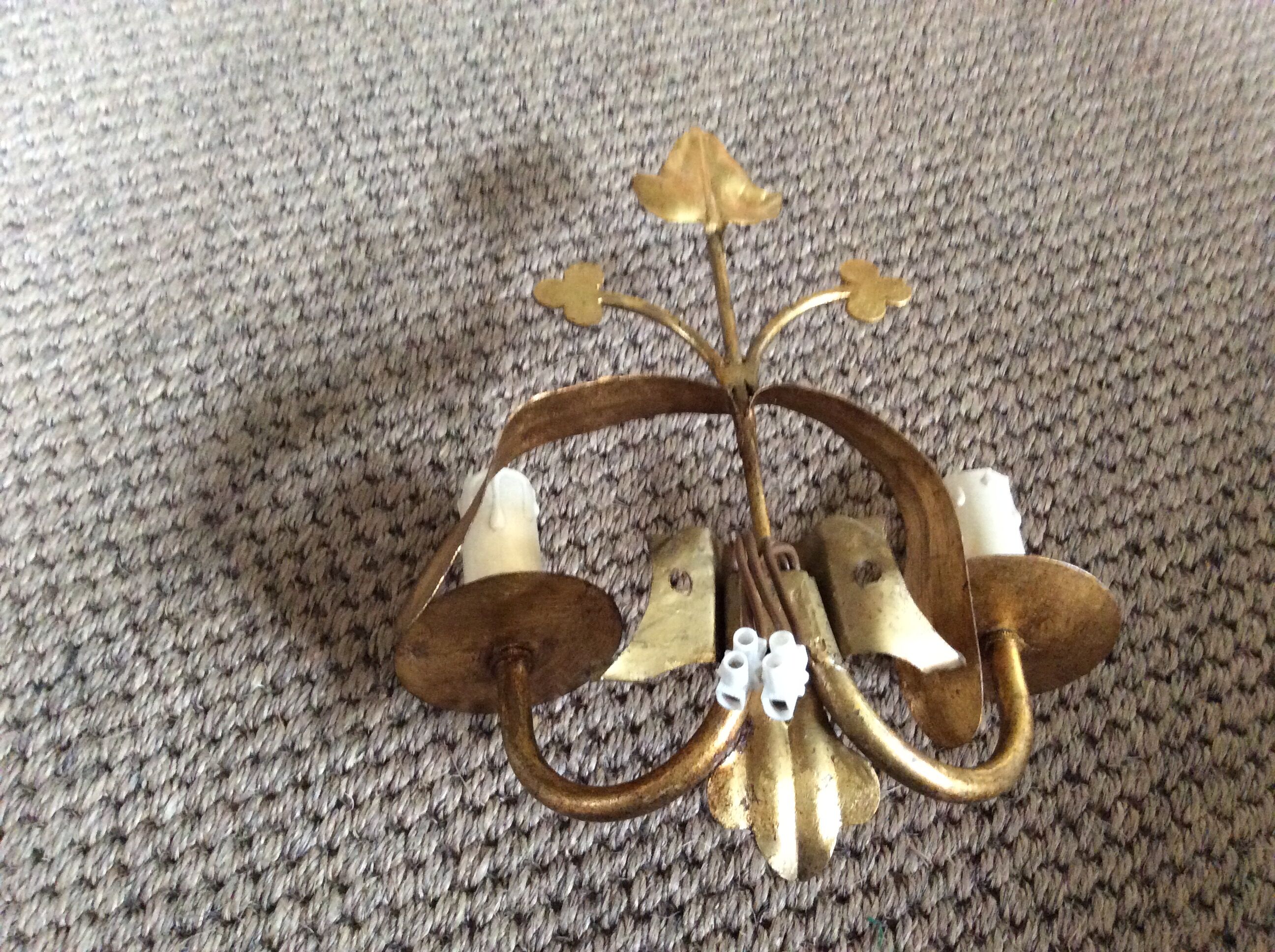 Wall lamp in gold metal