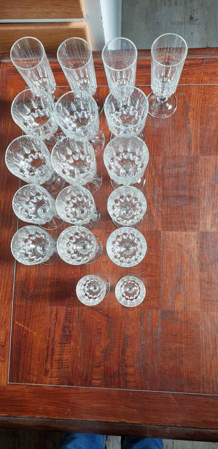 18 stemmed glasses