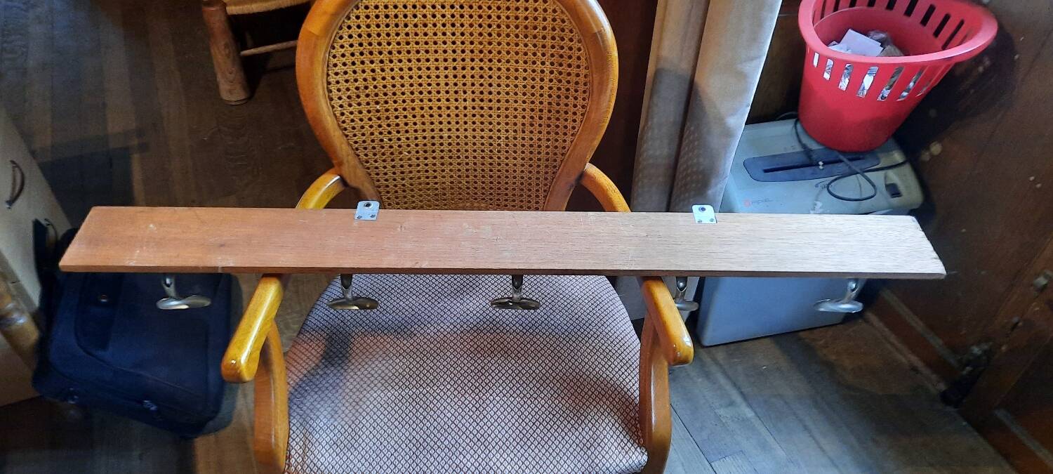 Wall-mounted coat rack with 5 hooks