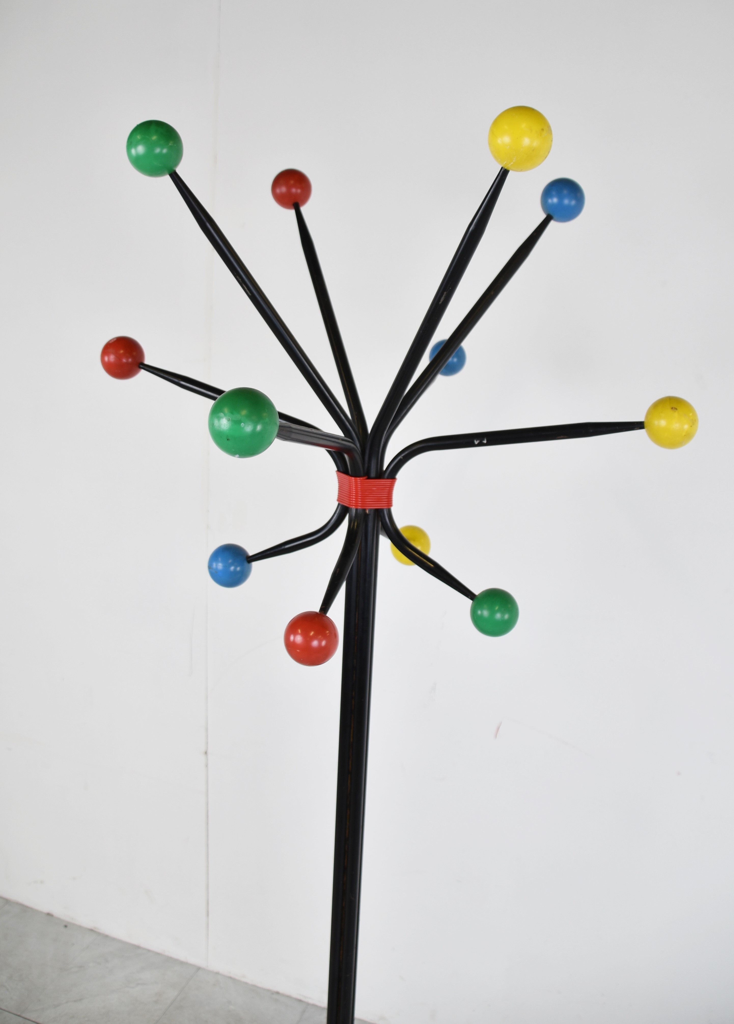 Porte-manteau atomique des années 50, milieu du siècle.