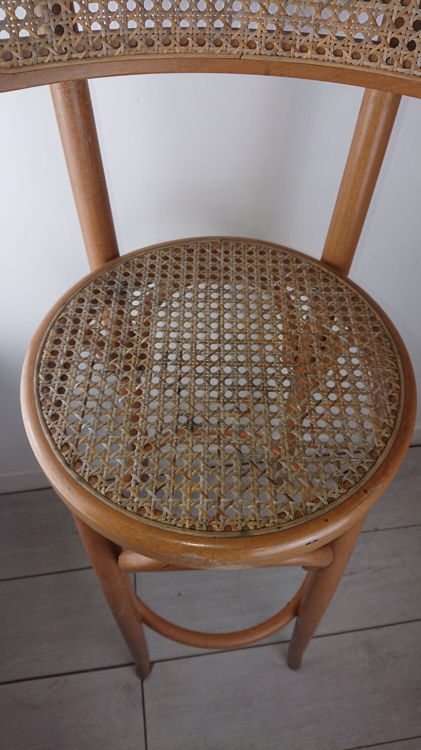 Stunt and curved wood bar stool