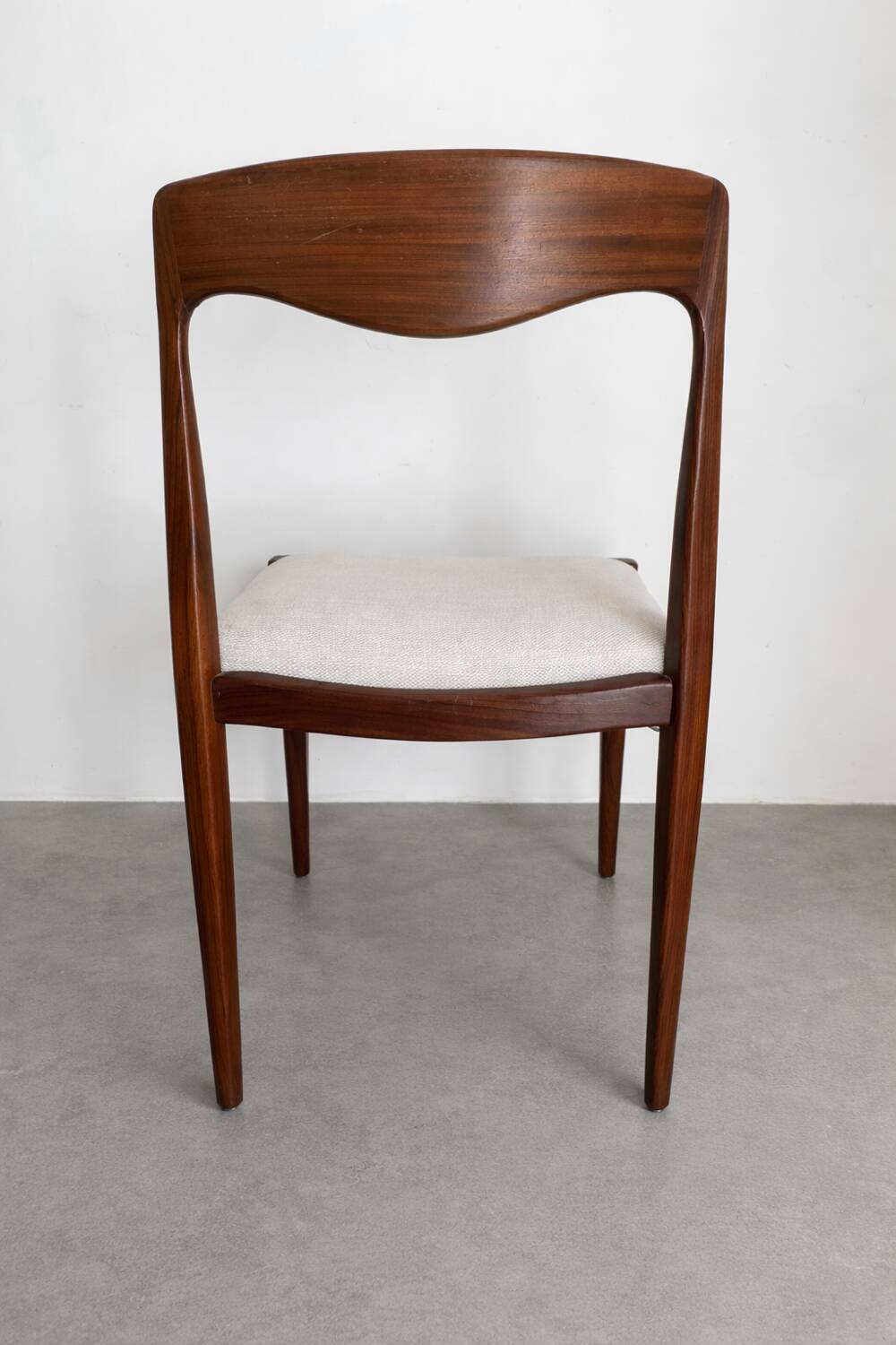 Set of 4 Scandinavian chairs in teak and fabric.