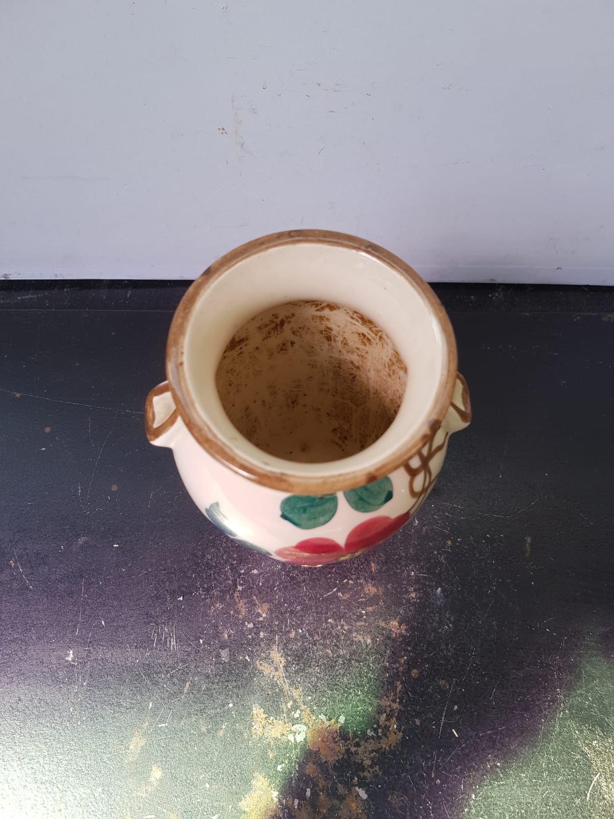 Old white ceramic cove vase & flower décor