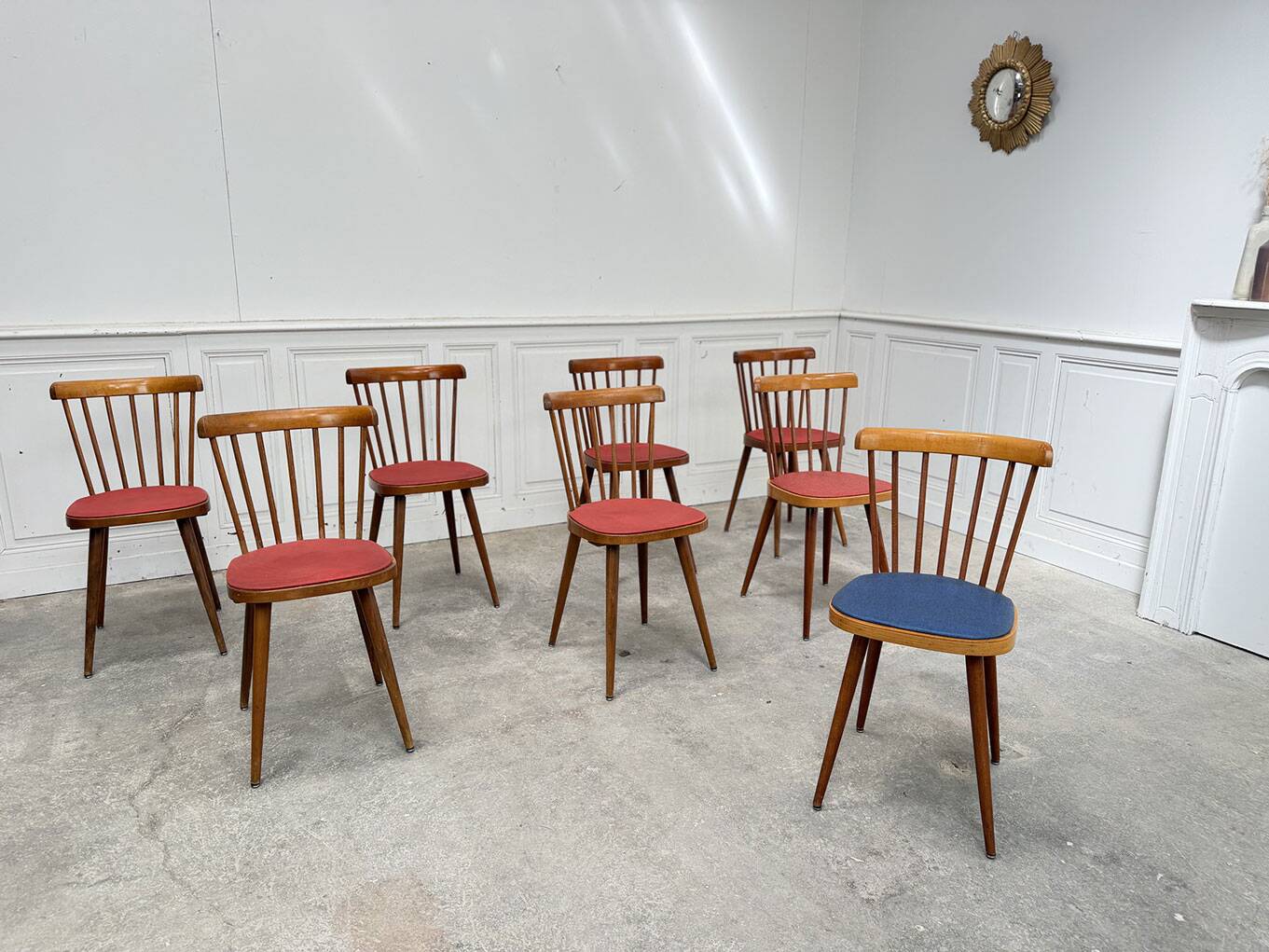 Huit chaises Baumann à assise colorée