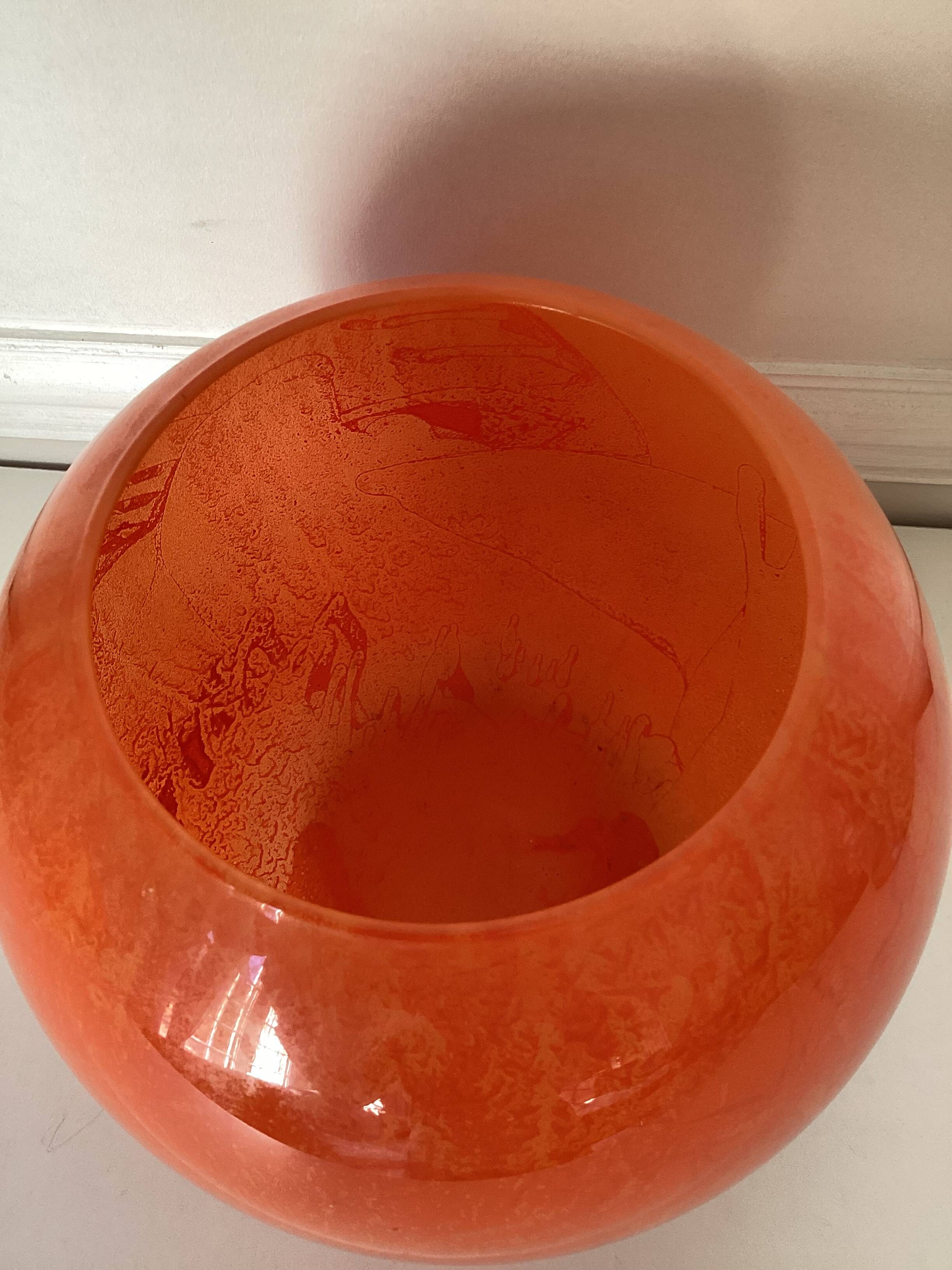 Vase boule en pâte de verre orange veiné,vintage 70 s