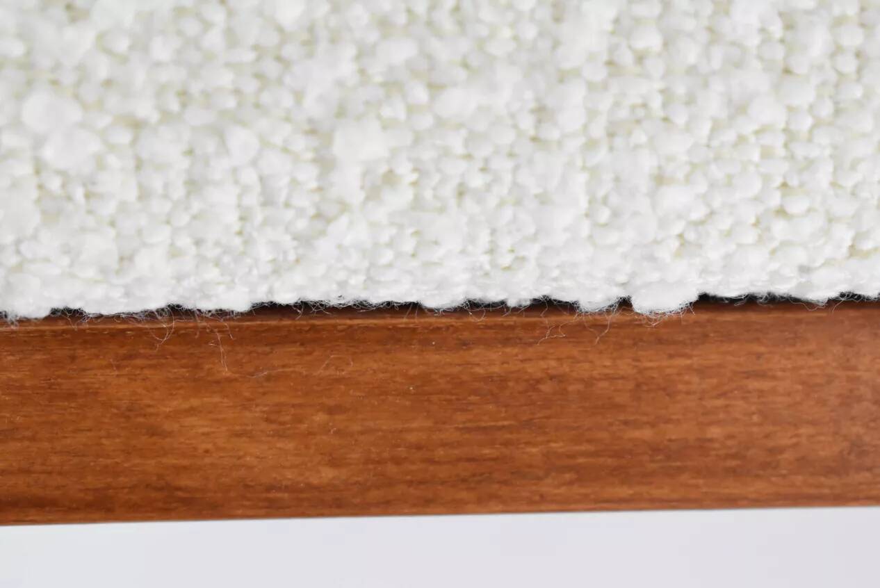 Canapé des années 60, en teck et bouclé blanc.