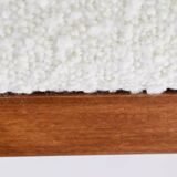 Canapé des années 60, en teck et bouclé blanc.