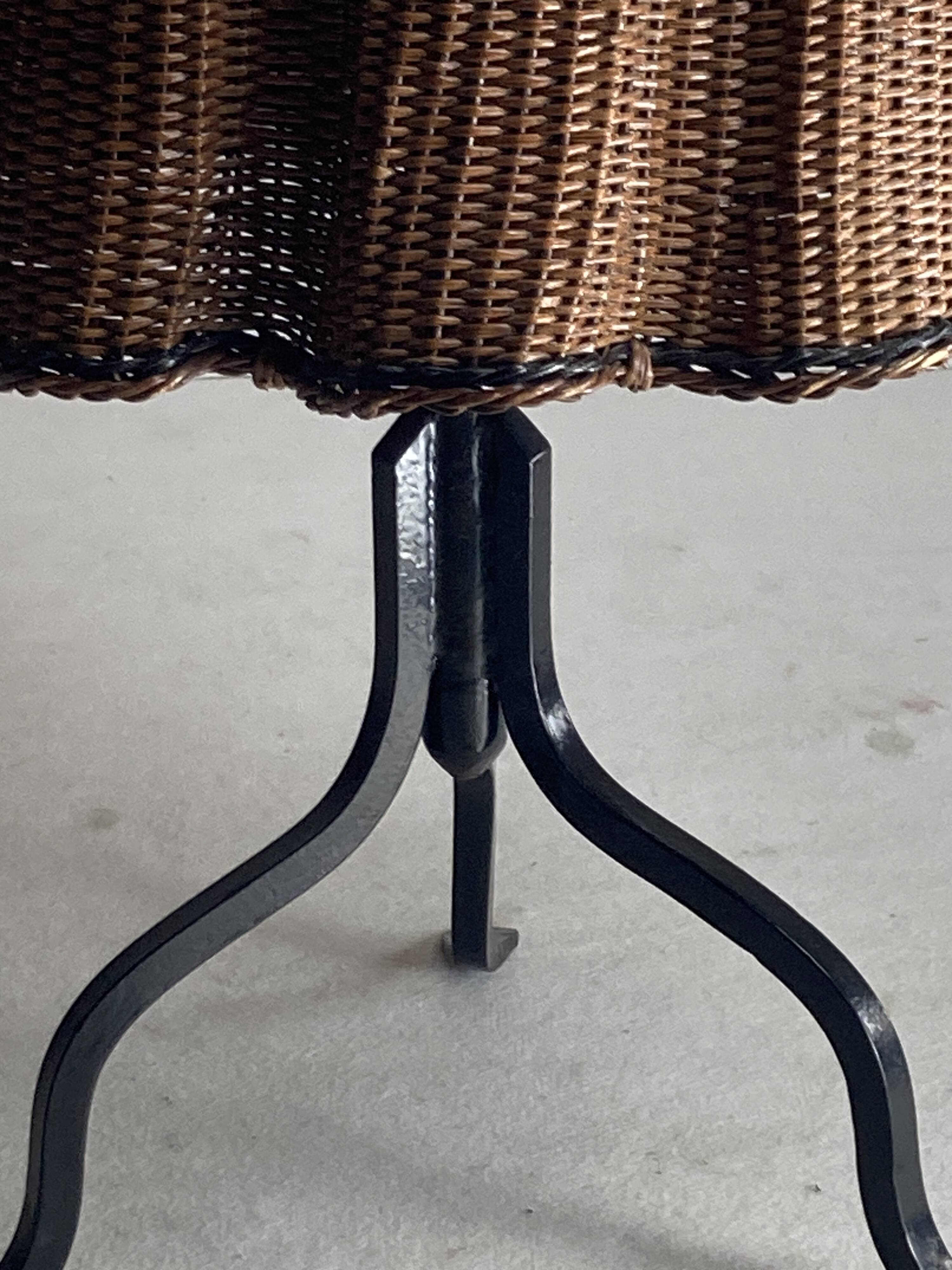 Table d'appoint ondulée en trompe-l'oeil en osier et rotin, 1960