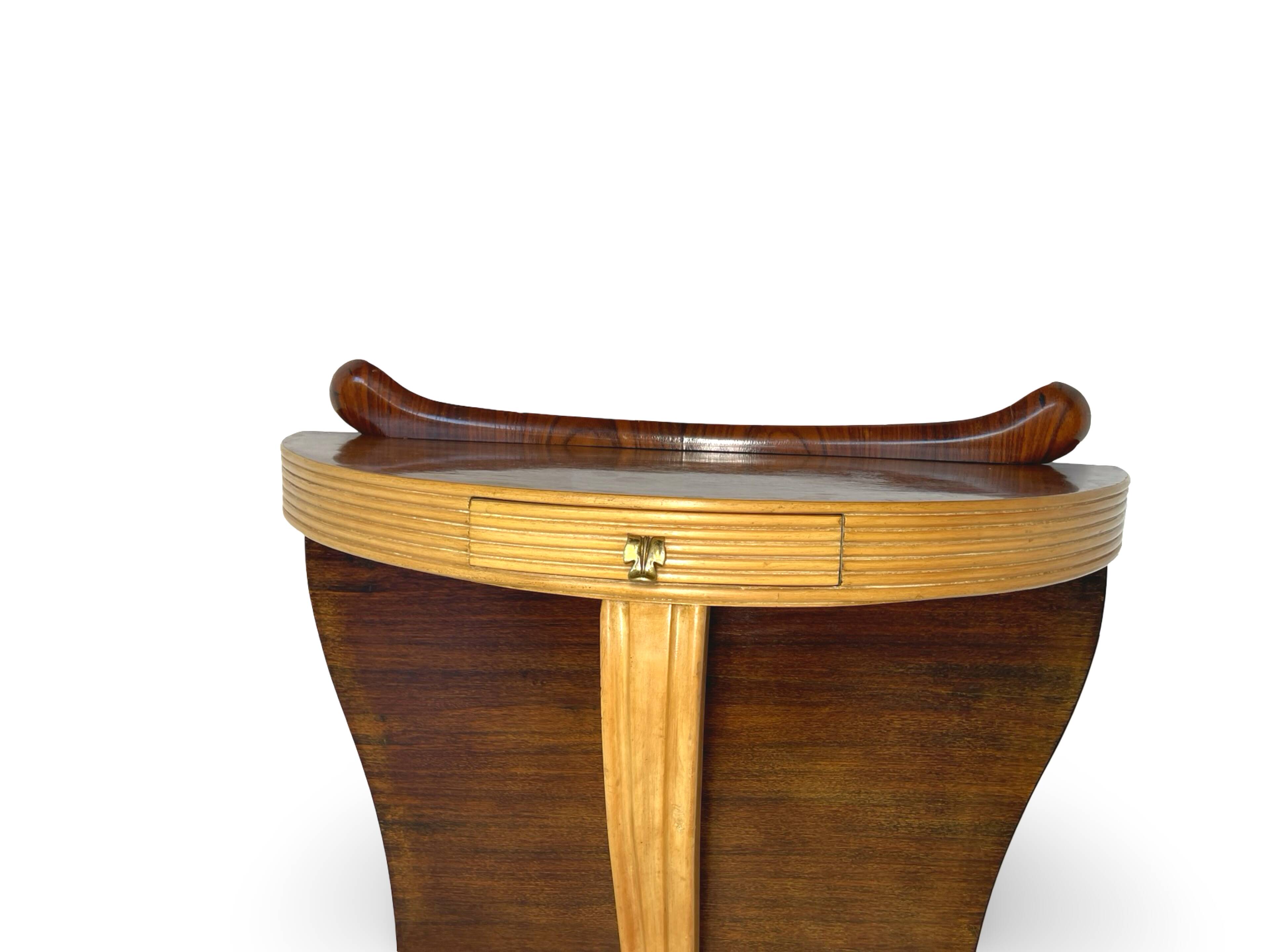 Console Art Déco moderne du milieu du siècle, dans le style de Paolo Buffa.