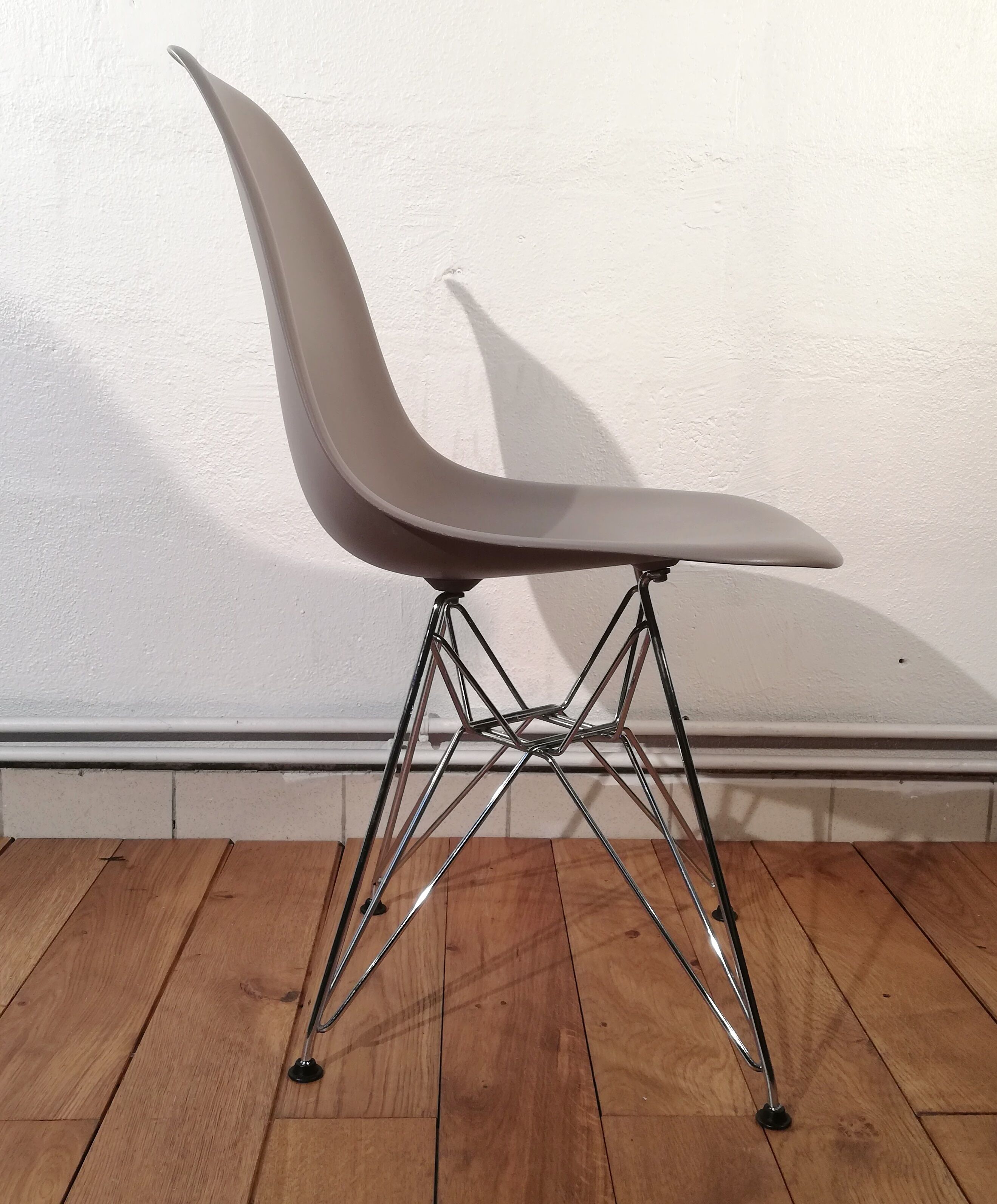 DSR chair by Charles & Ray Eames edit by Vitra