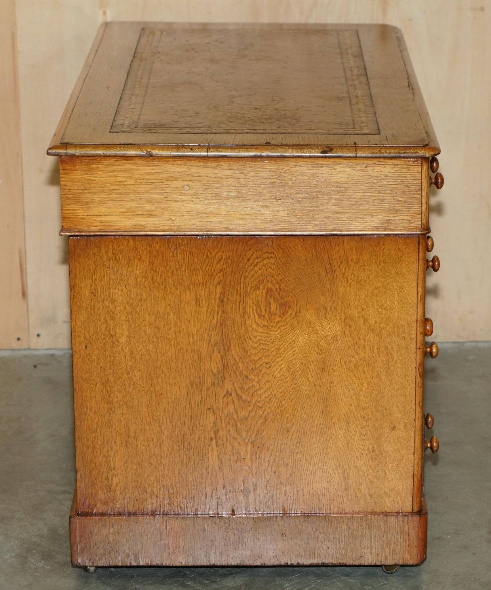 Bureau victorien en chêne miel avec cuir teint à la main