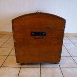 Curved trunk on wheels