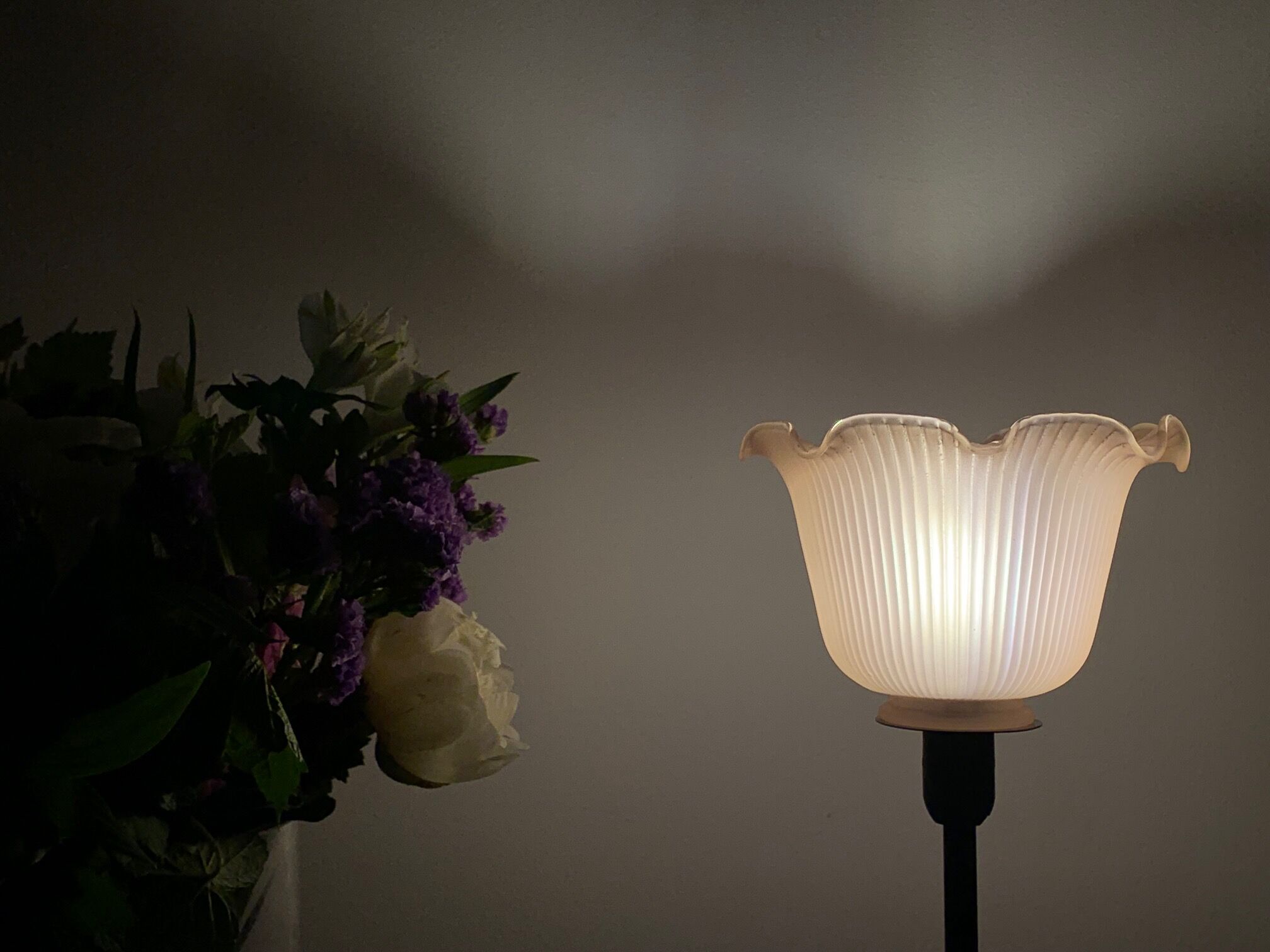 Lampe à poser avec globe en verre strié rose poudré