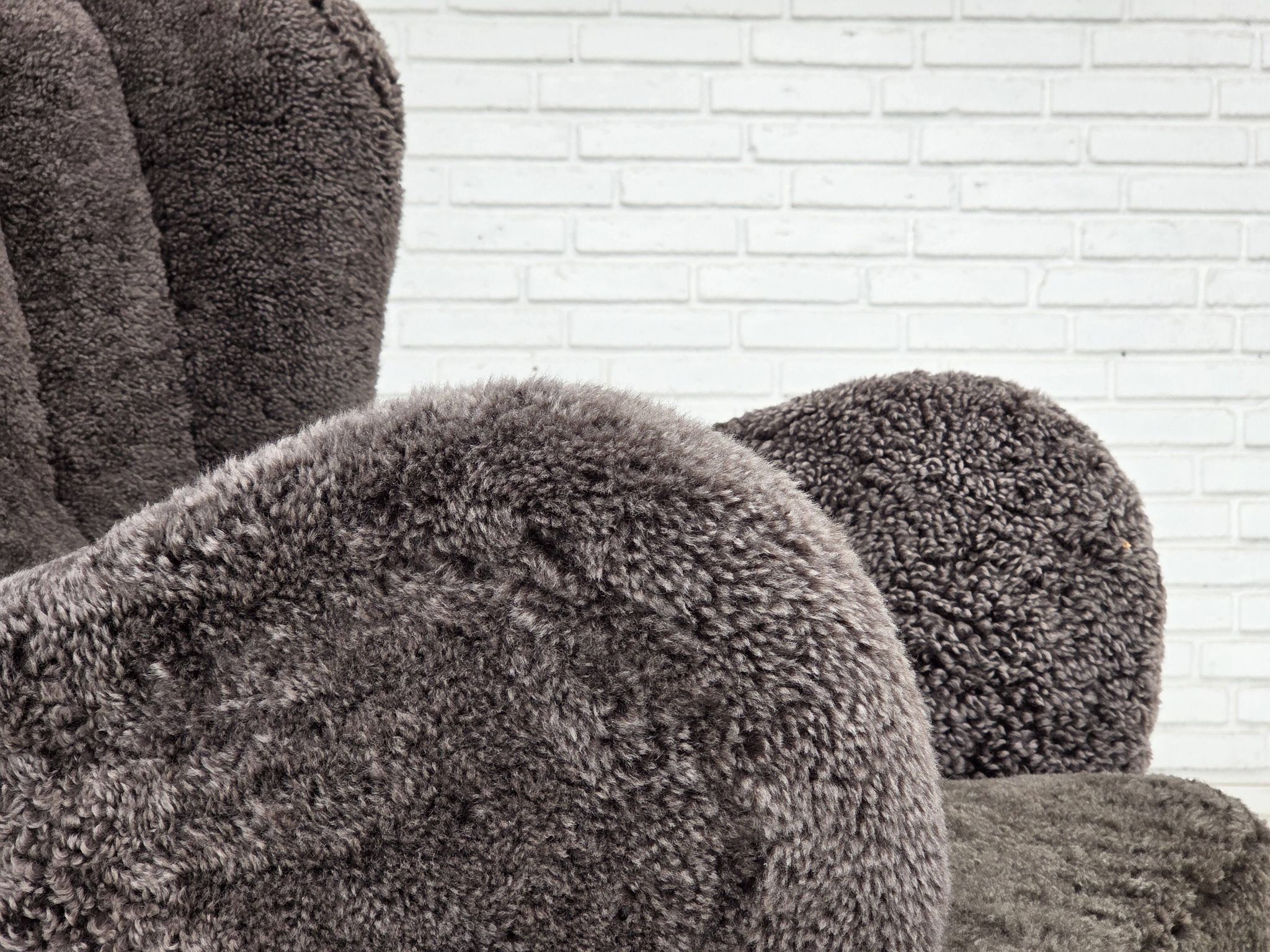 Années 1960, design danois, fauteuil rembourré, véritable peau de mouton.