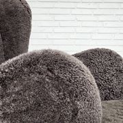 Années 1960, design danois, fauteuil rembourré, véritable peau de mouton.