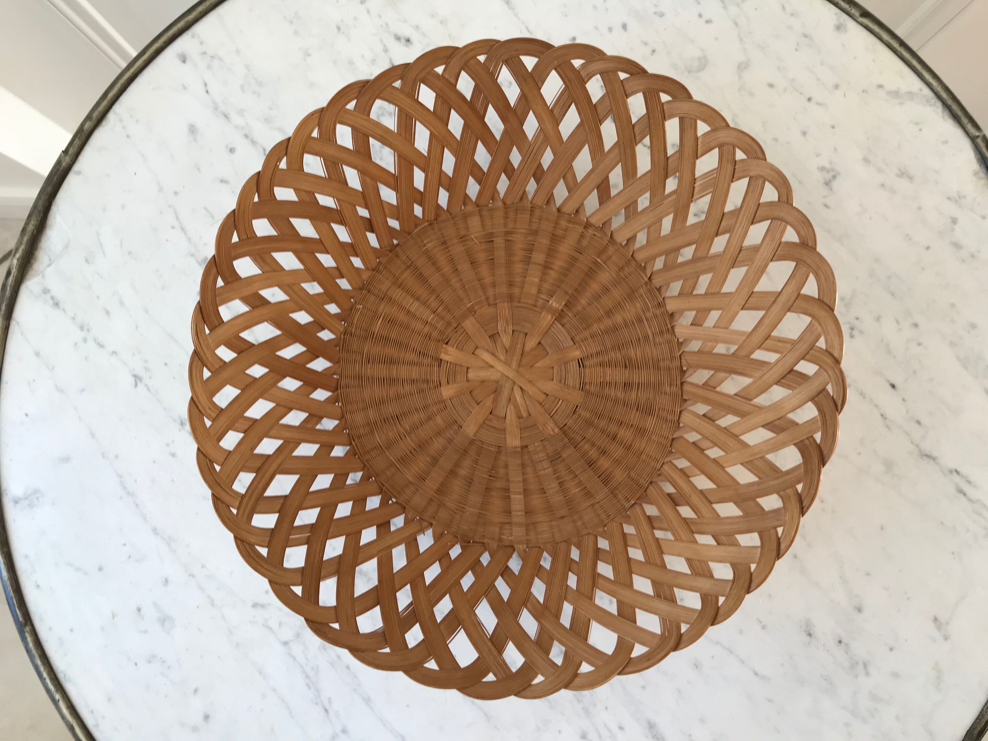 Round wicker basket 70s