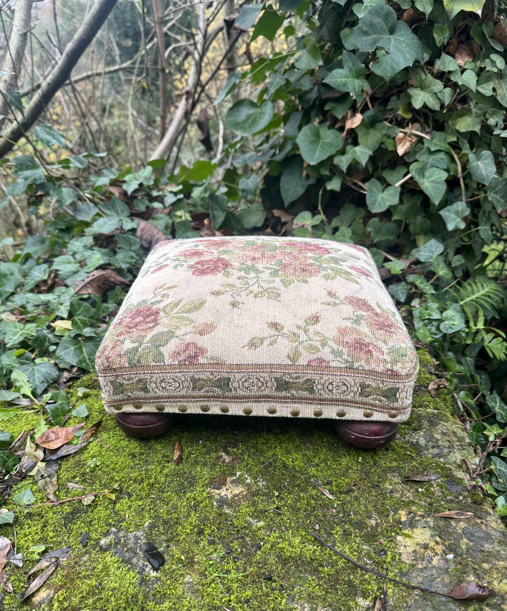 Baroque-style footrest