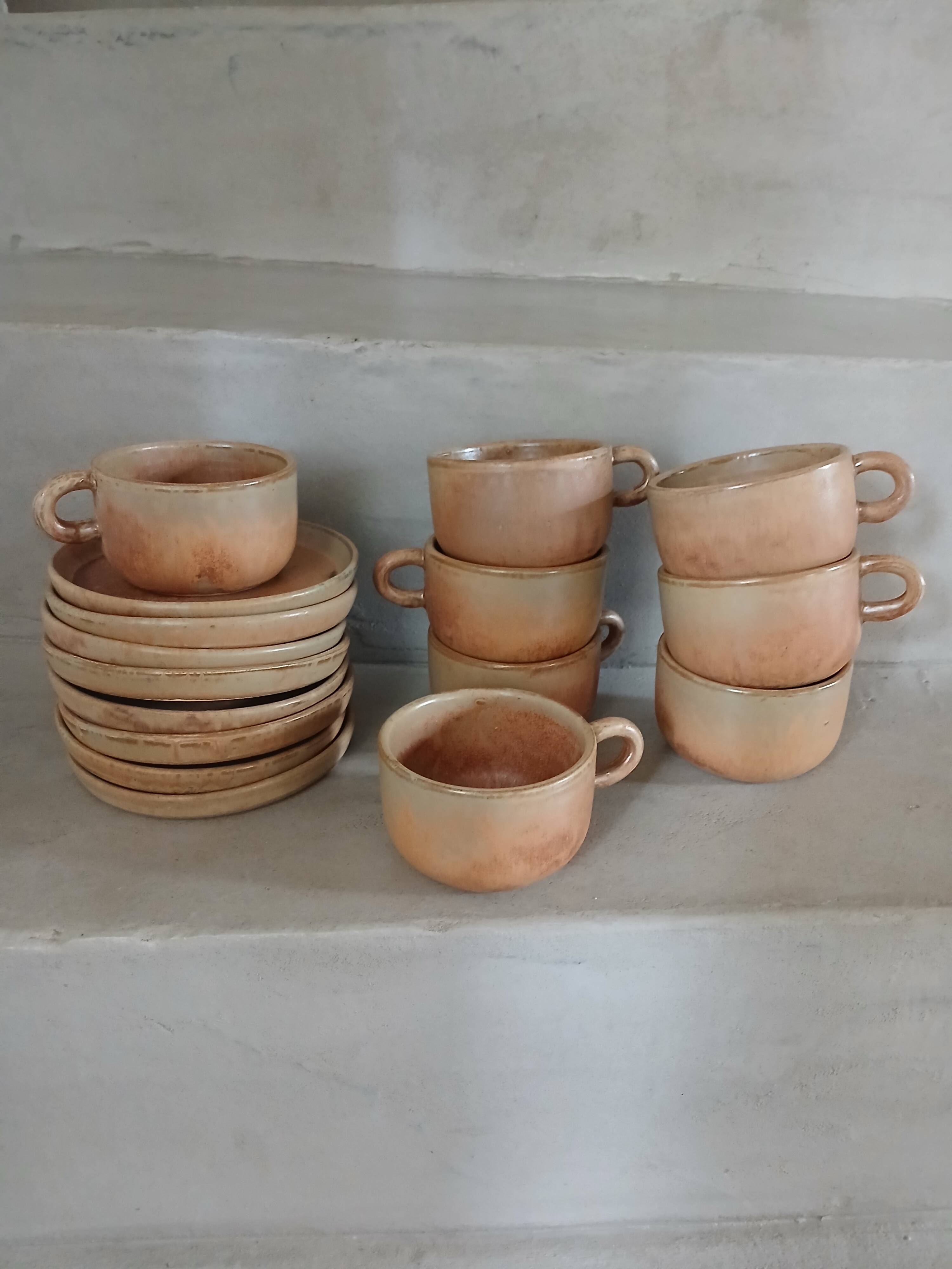 8 tasses anciennes avec soucoupes en grès