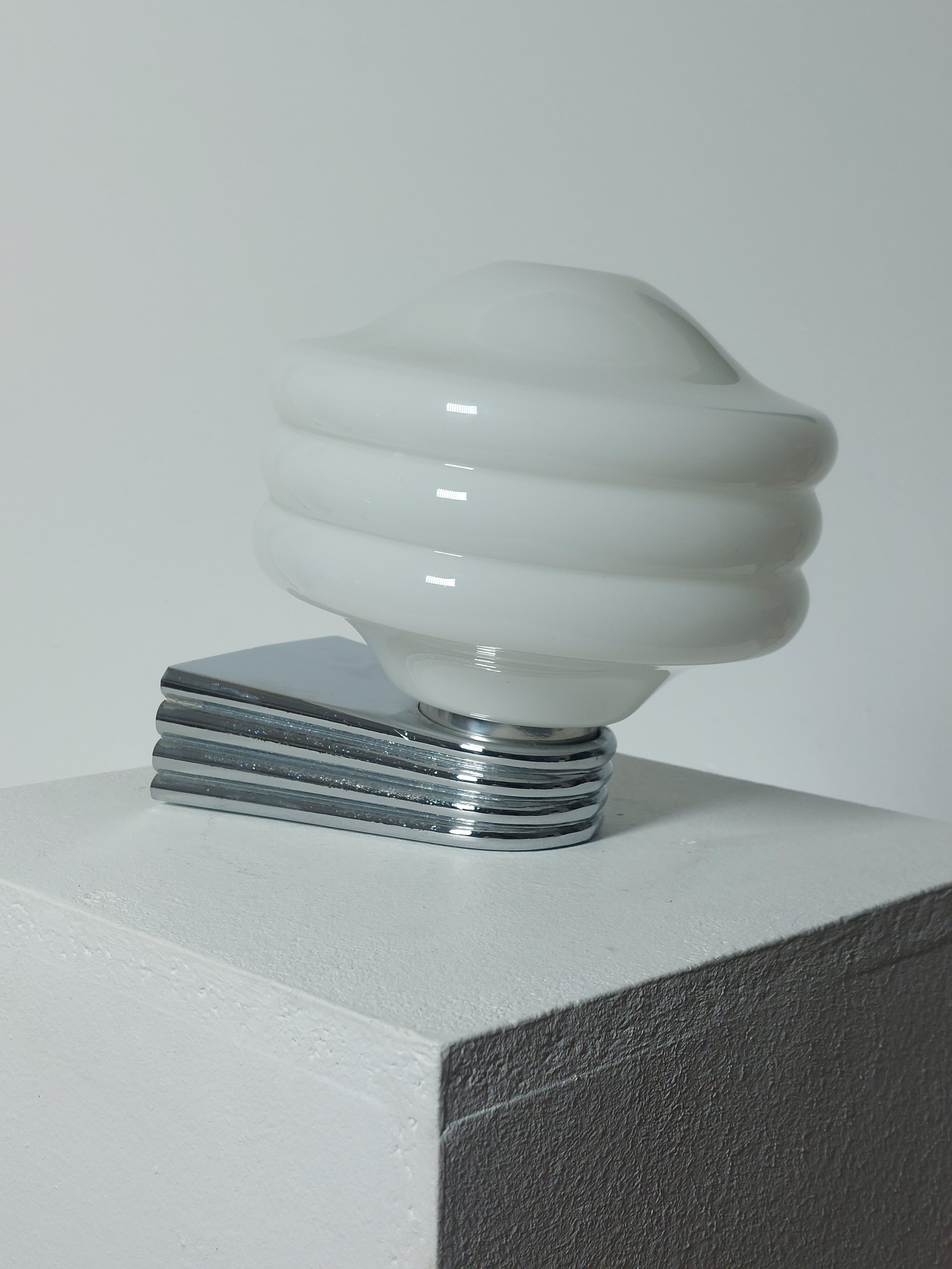 Applique Art Déco en chrome et verre opalin