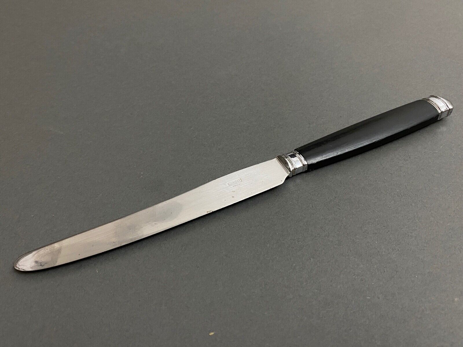 Suite de 23 couteaux kindal manche ebene ou bakelite XXe