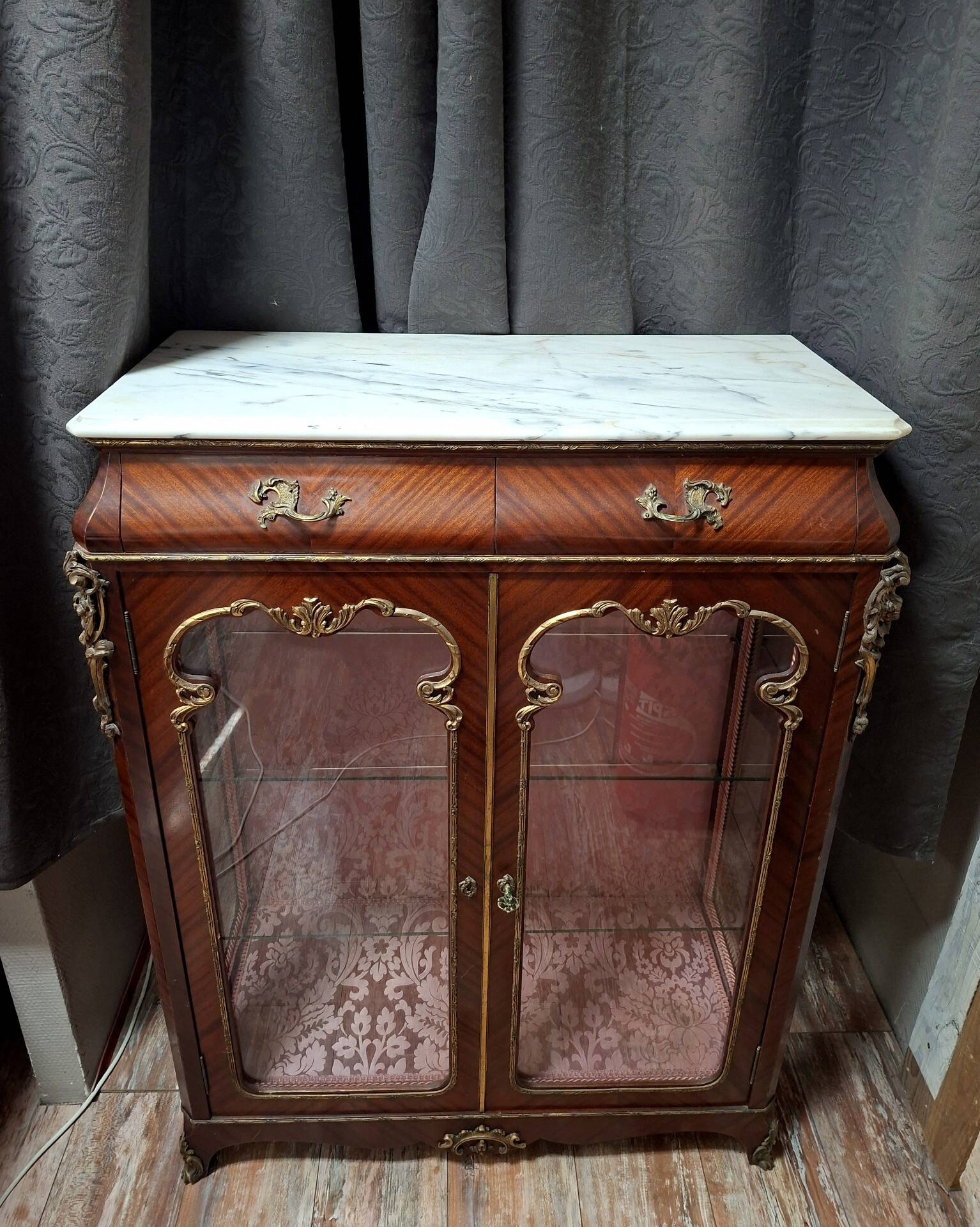 Support display cabinet from the Napoleonic III era in mahogany, gilded bronze, and white marble.