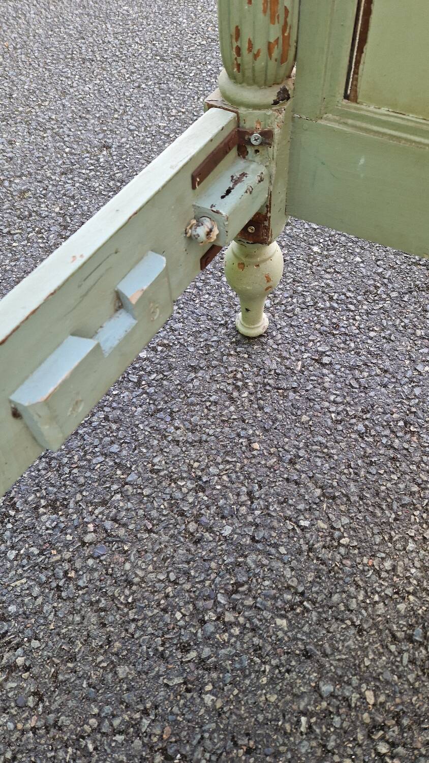 Lacquered Directory bed