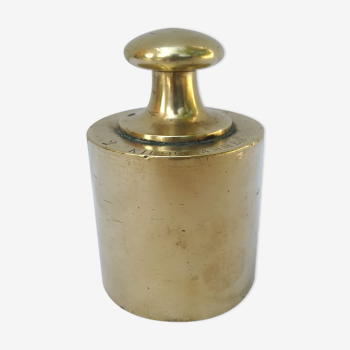 Weight of brass scale of 2 kg