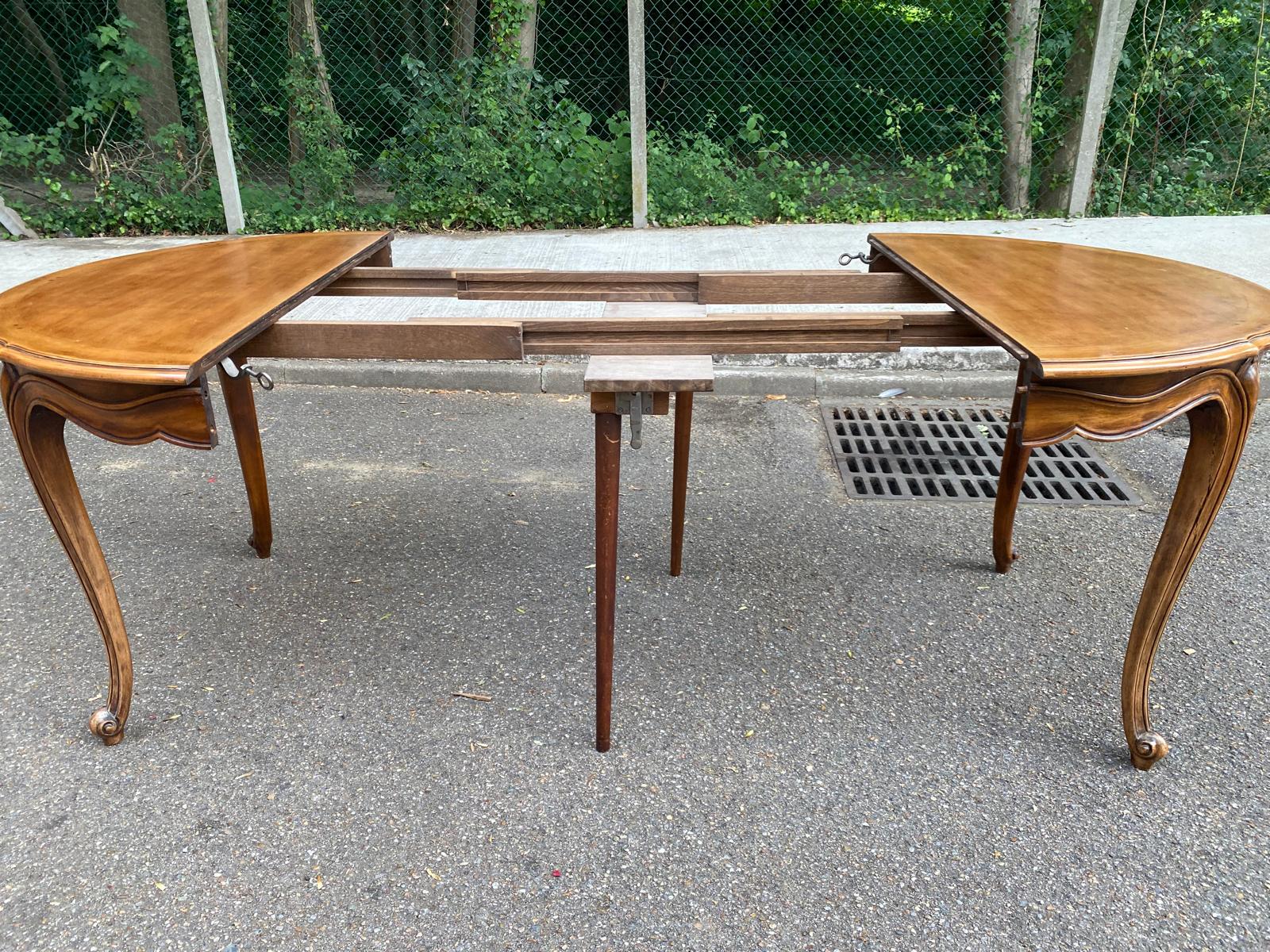 Round extendable dining table Louis XV in solid wood from the 1960s.